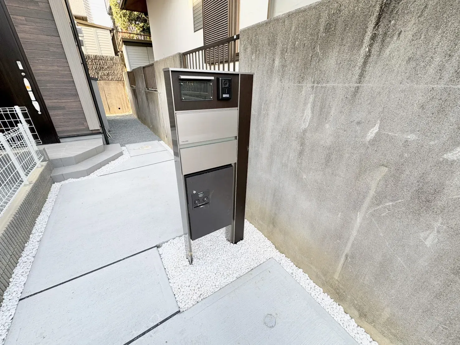 ☆2号棟　宅配ボックス付きポスト☆