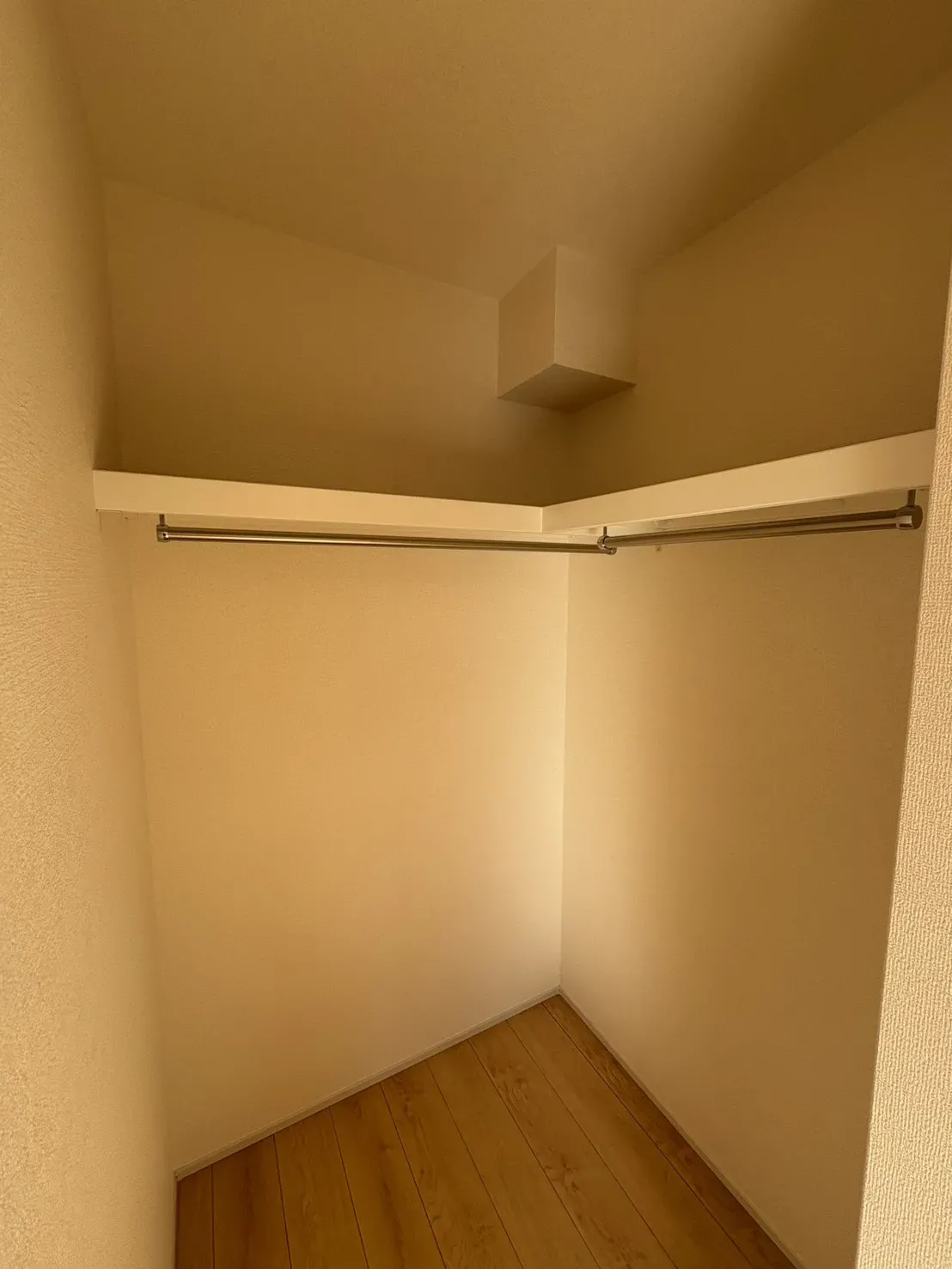 【ウォークインクローゼット】
収納機能に優れたあると嬉しいウォークインクローゼットも一部号棟で設置しております!