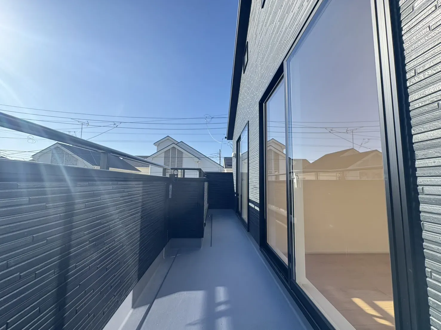 【南向きバルコニー】
南側の号棟との距離を十分に空けた現場で、全棟明るく自然光にあふれています。