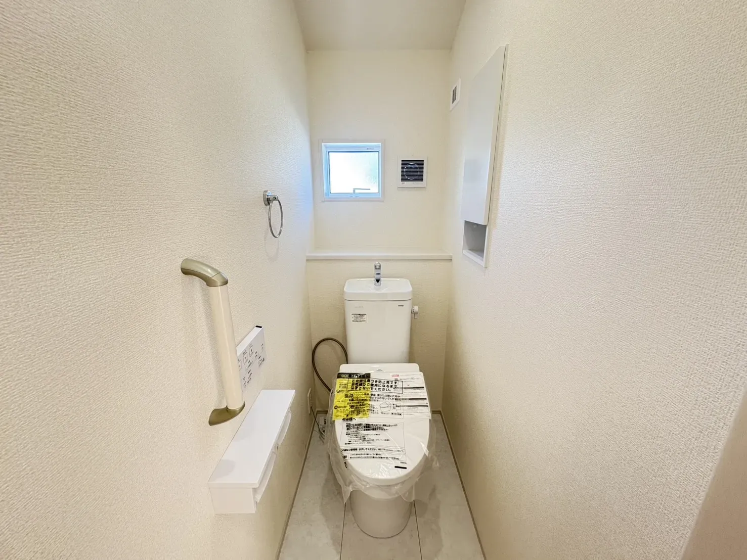 【トイレ】
TOTOの温水洗浄便座です。
その他収納があり、窓からは自然光が差し込みます。