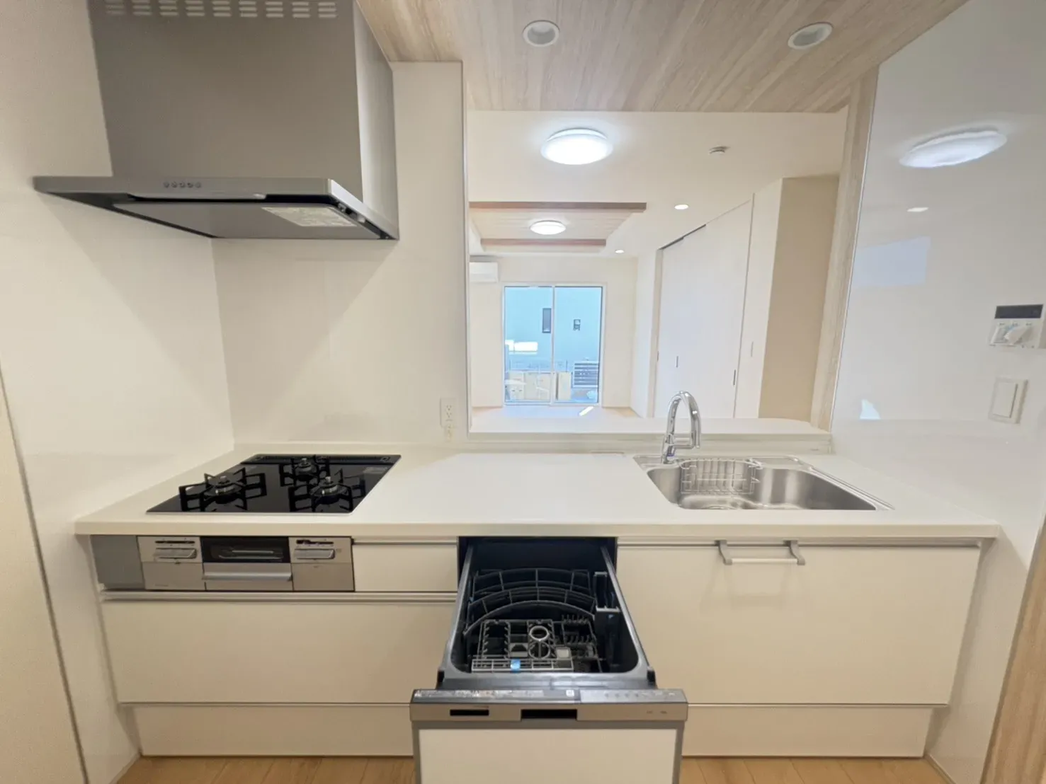 【対面キッチン】
リビングを一望できるシステムキッチンは、料理中でも家族団らんが可能です。
キッチンは、食器洗浄機、浄水機能付き水栓など、機能も充実しております。