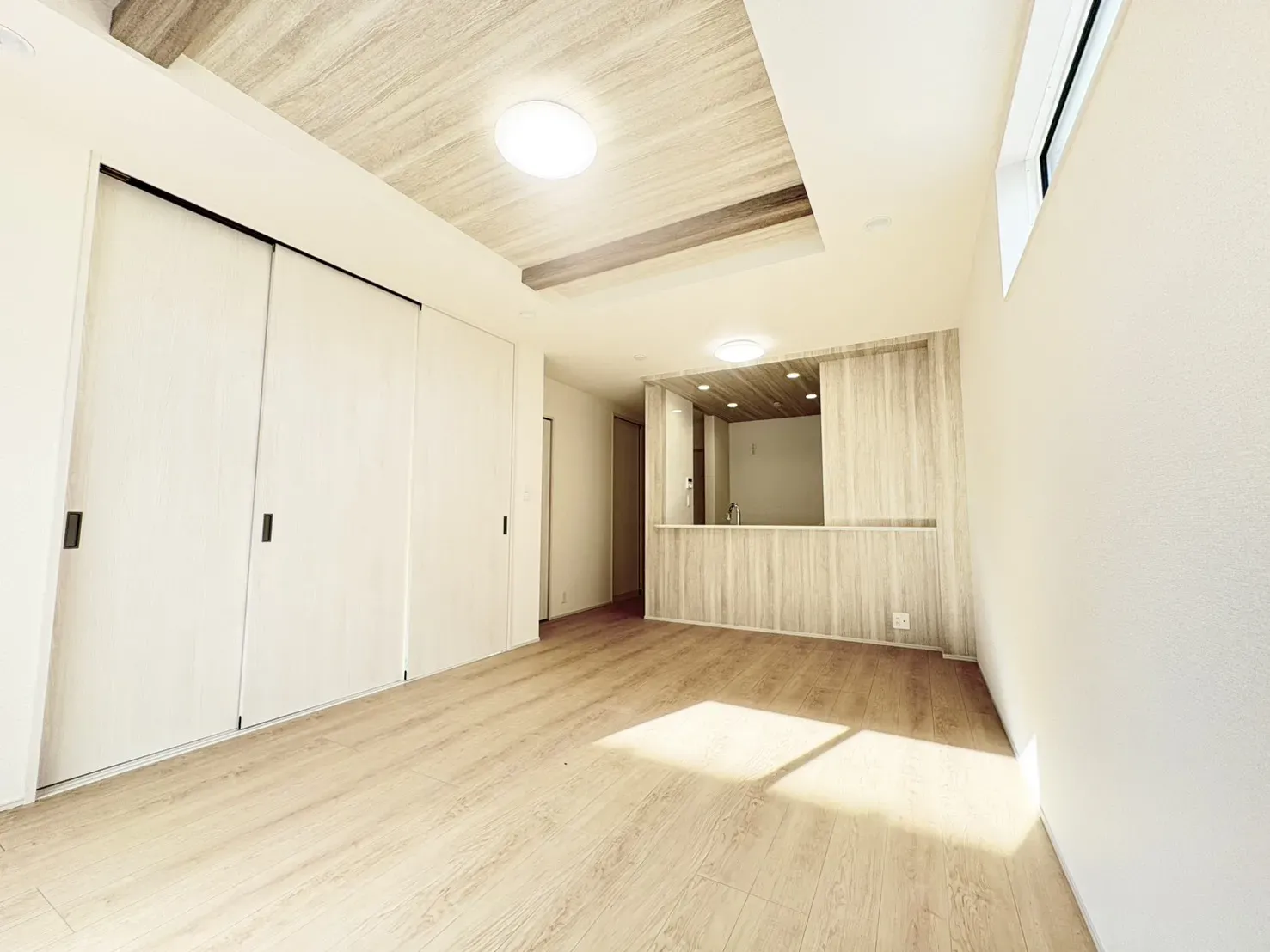 【リビング写真】
現地は室内クリーニングが終わっている号棟がありますので、是非現地にてご内覧くださいませ。
太陽光が差し込み、明るい空間で家族の時間がさらに快活になります♪