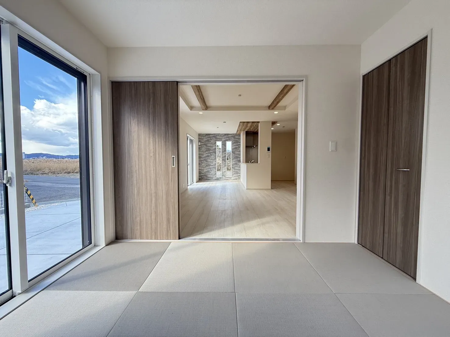 【和室】
ゆったりとした空間で客間やお子さんの遊び場等、使用用途は様々です!