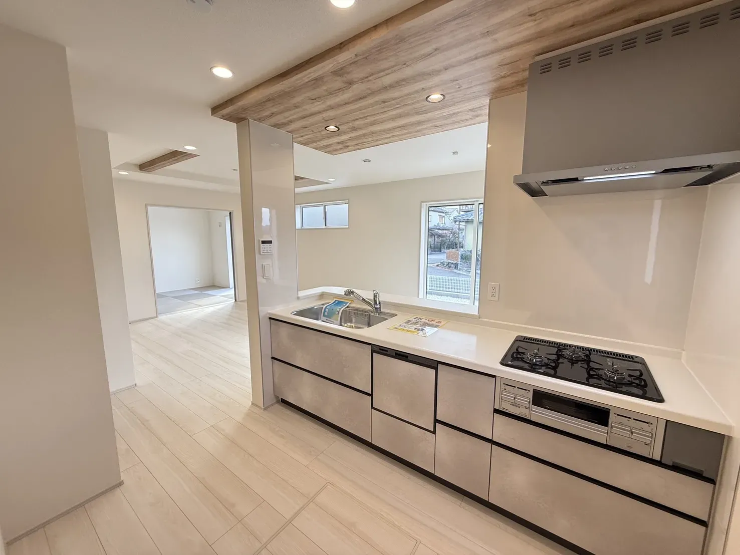 【キッチン】
対面式キッチンは家族と会話をしながら料理できます!