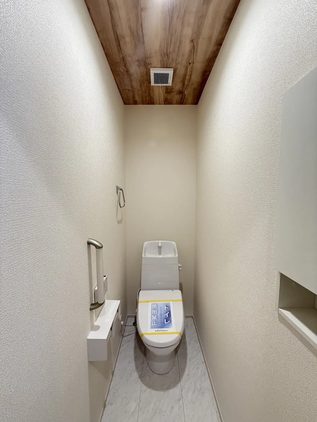 【1階トイレ】
手すり・壁付け収納があり機能性高です!