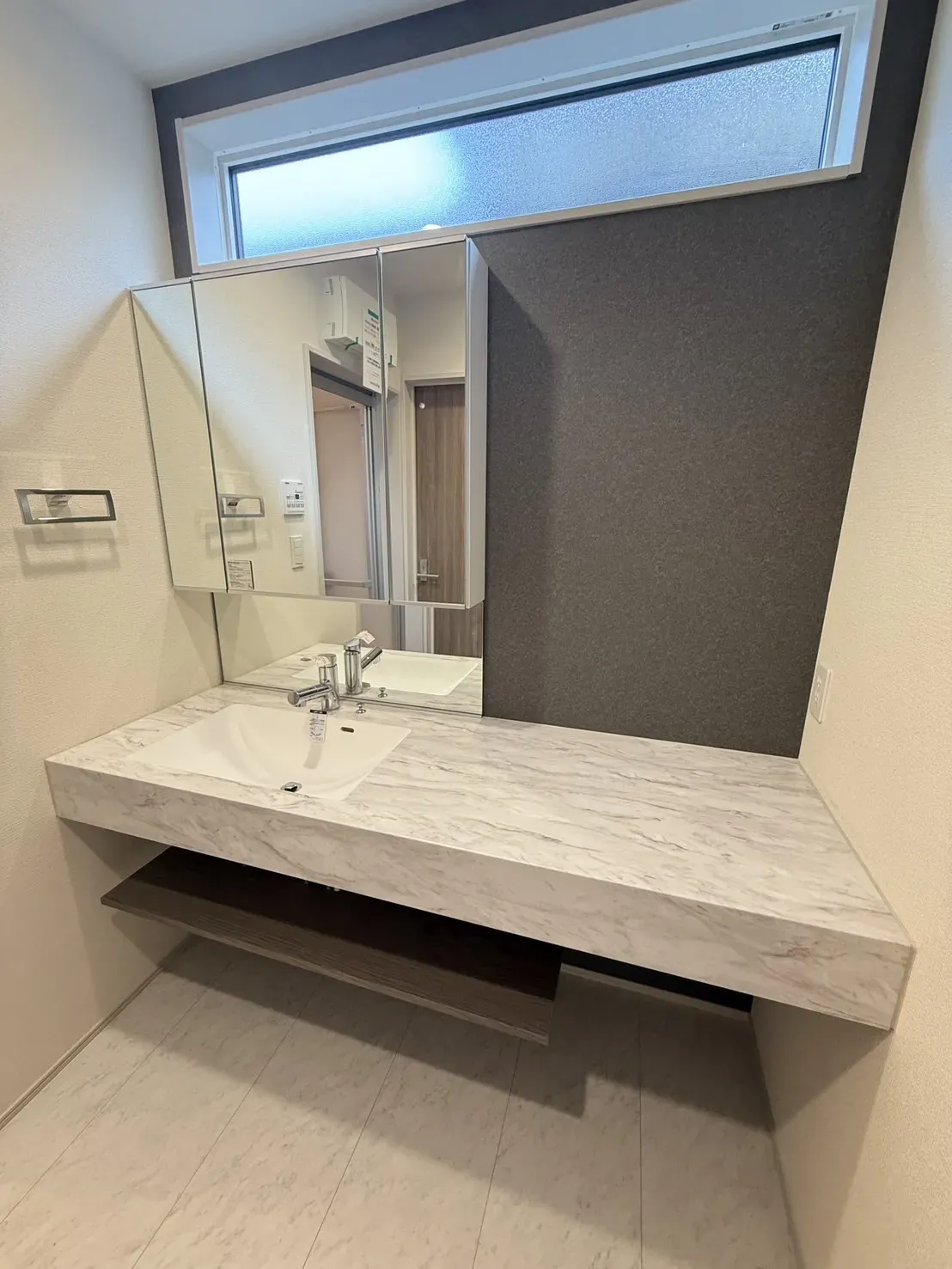 【洗面所】
ワイドタイプの洗面台は機能性もデザイン性も高いです!