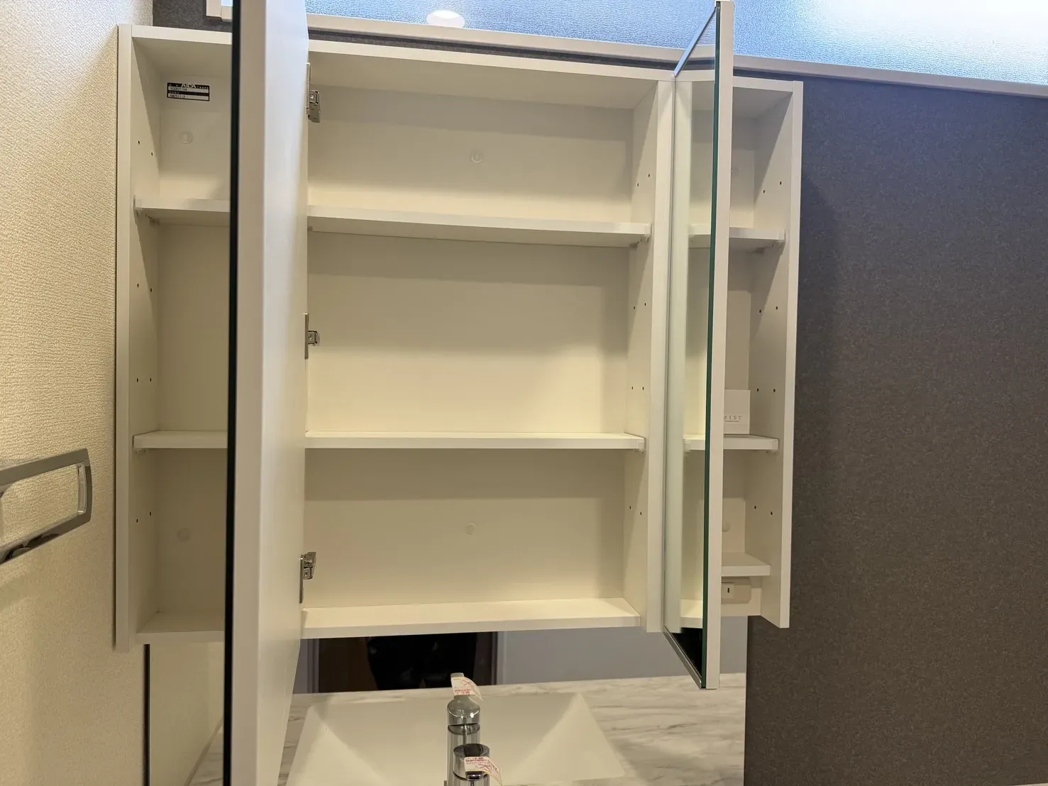 【洗面所】
鏡の中が収納スペースになっているので、生活同線が見えにくく、スッキリ収納する事が出来ます!
