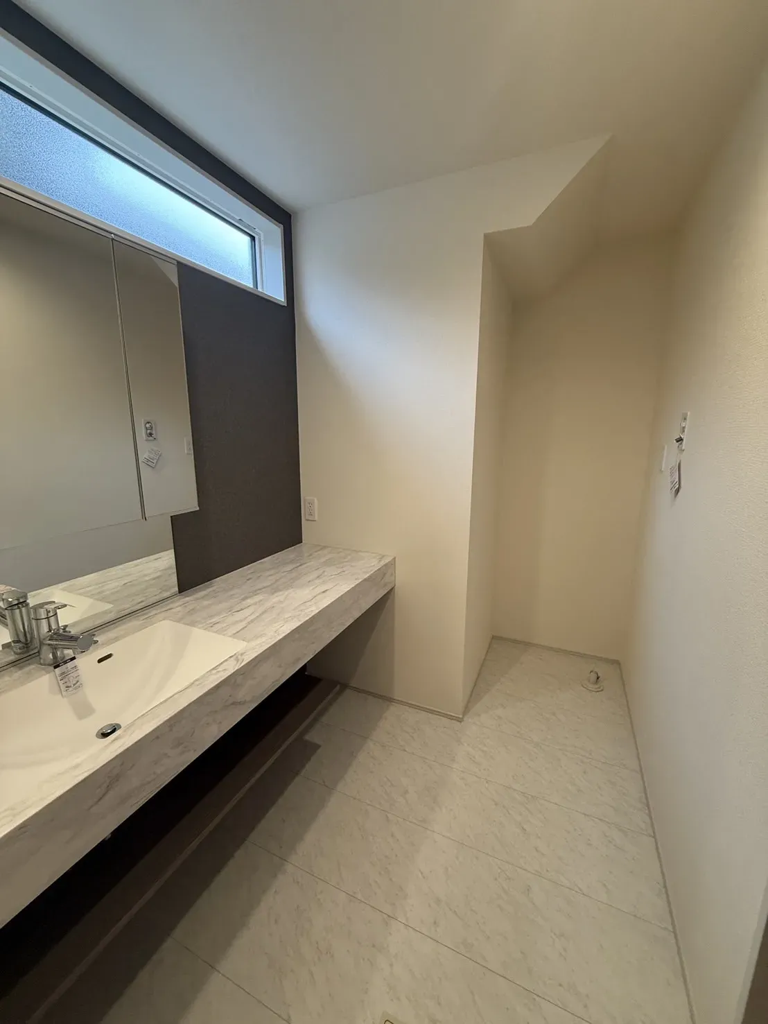 【洗面所】
奥行のある広々とした洗面所です。