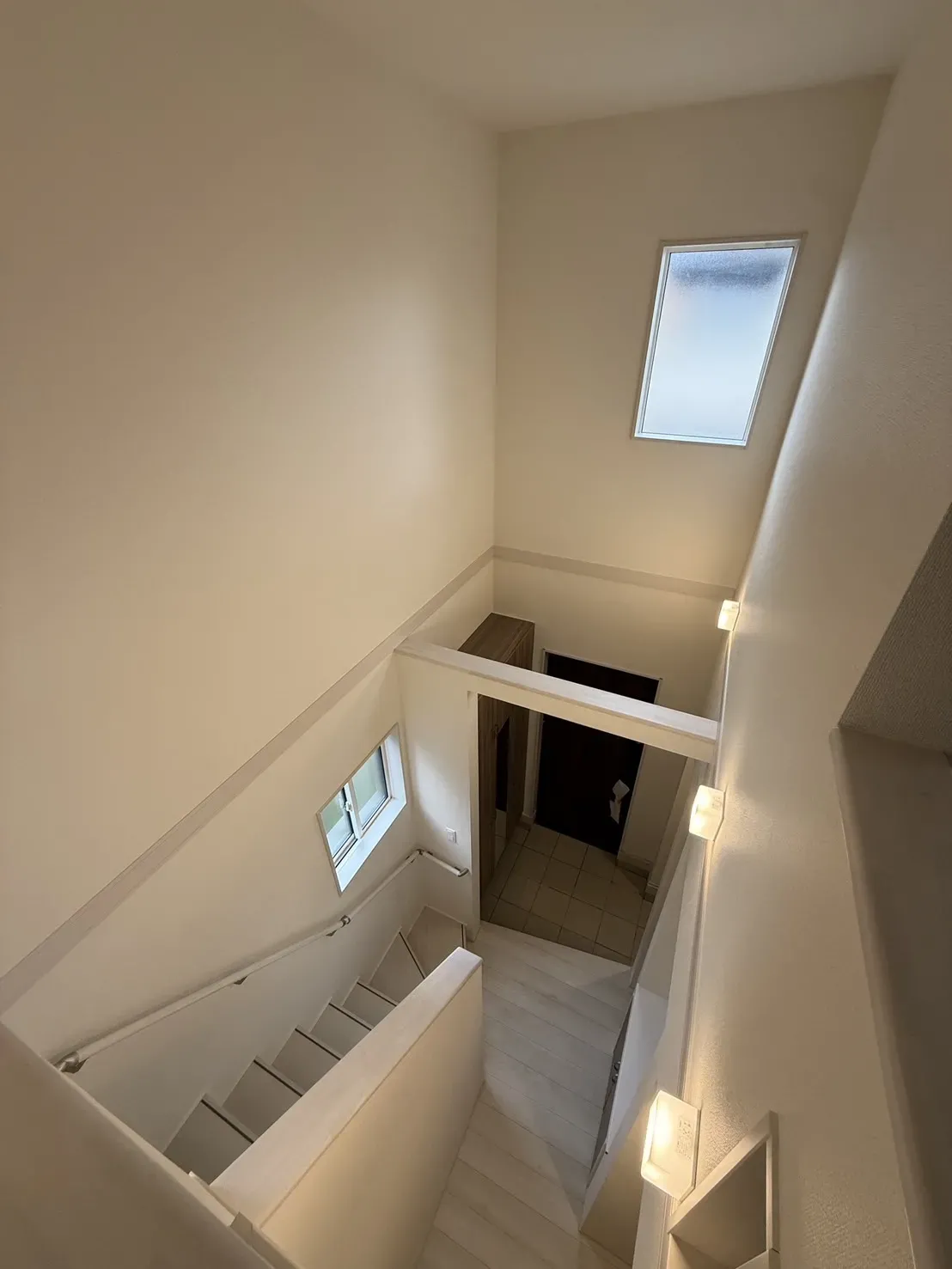 【吹き抜け】
解放感のある吹き抜けで、玄関を開けると明るい光の空間が広がります。