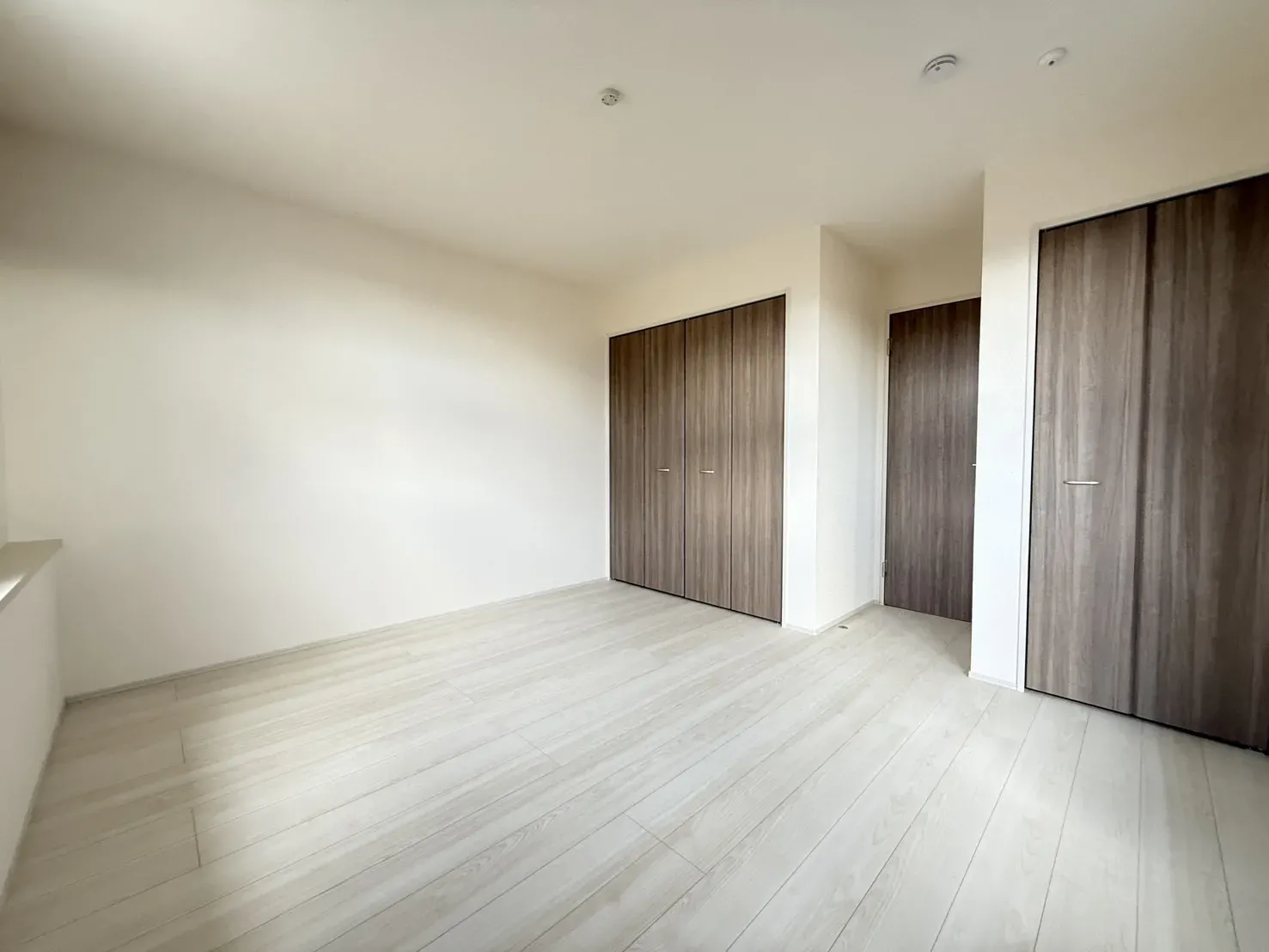 【7.71帖洋室】
広々とした空間が広がり、カウンターも設置されています!