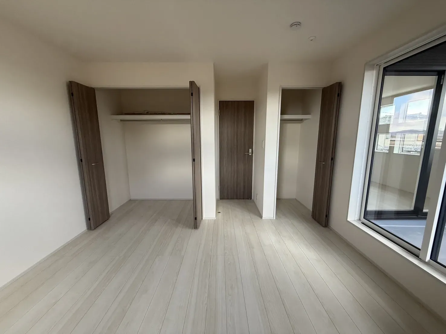 【7.71帖洋室】
収納スペースが豊富です!