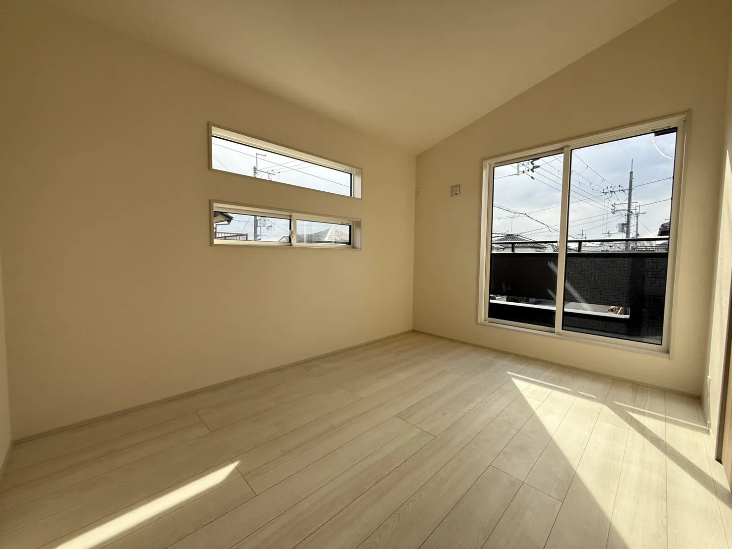 【6.0帖洋室】
窓から明るい陽射しがさしこみます!