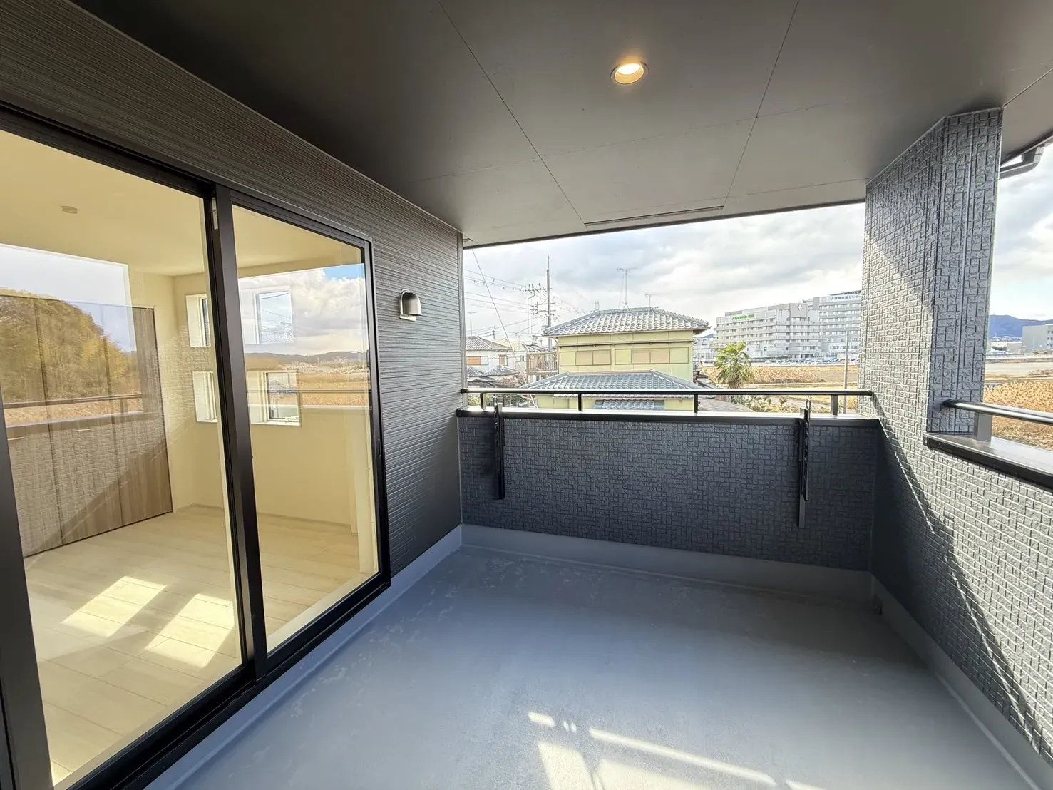 【バルコニー】
広々としたインナーバルコニーは洗濯物の多い家庭でも安心です!
ベンチなどを置いてお気に入りのスペースとしても!