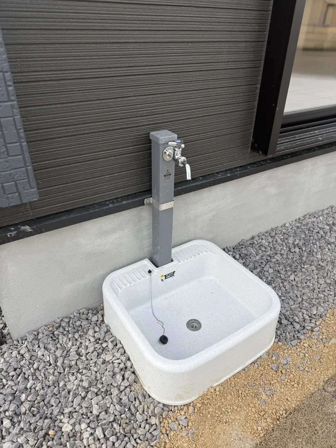 【立水栓】
洗車やガーデニングの水やり、夏場は庭でプール等、多岐の用途にお使い頂けます!