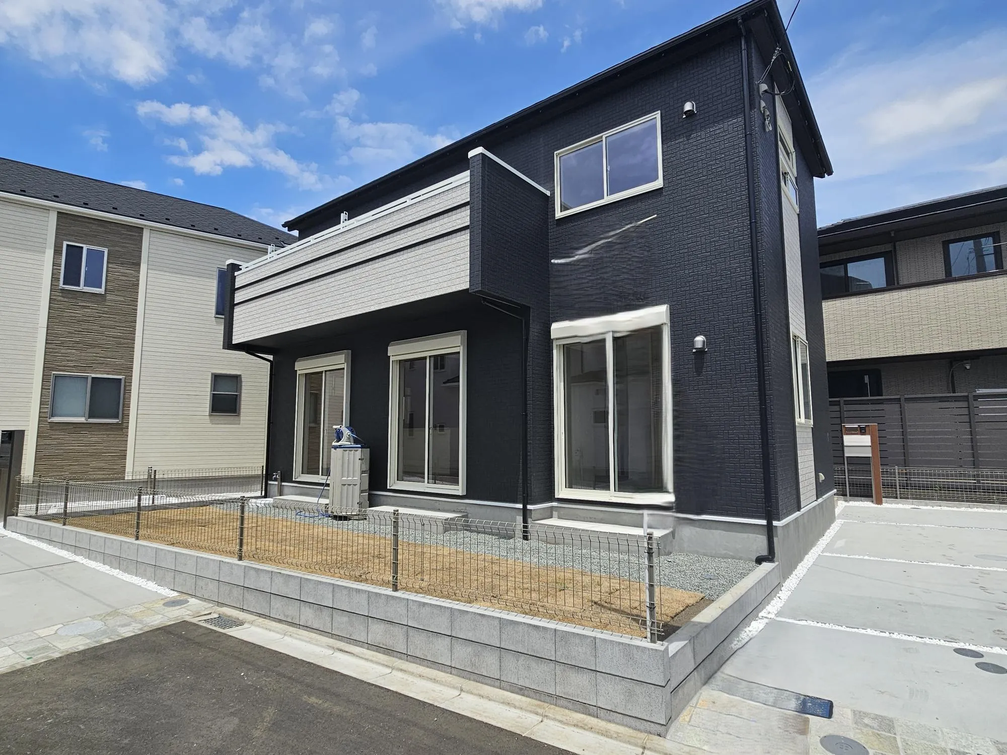 4号棟 外観
建物完成致しました!
建物いつでもご覧いただけます♪