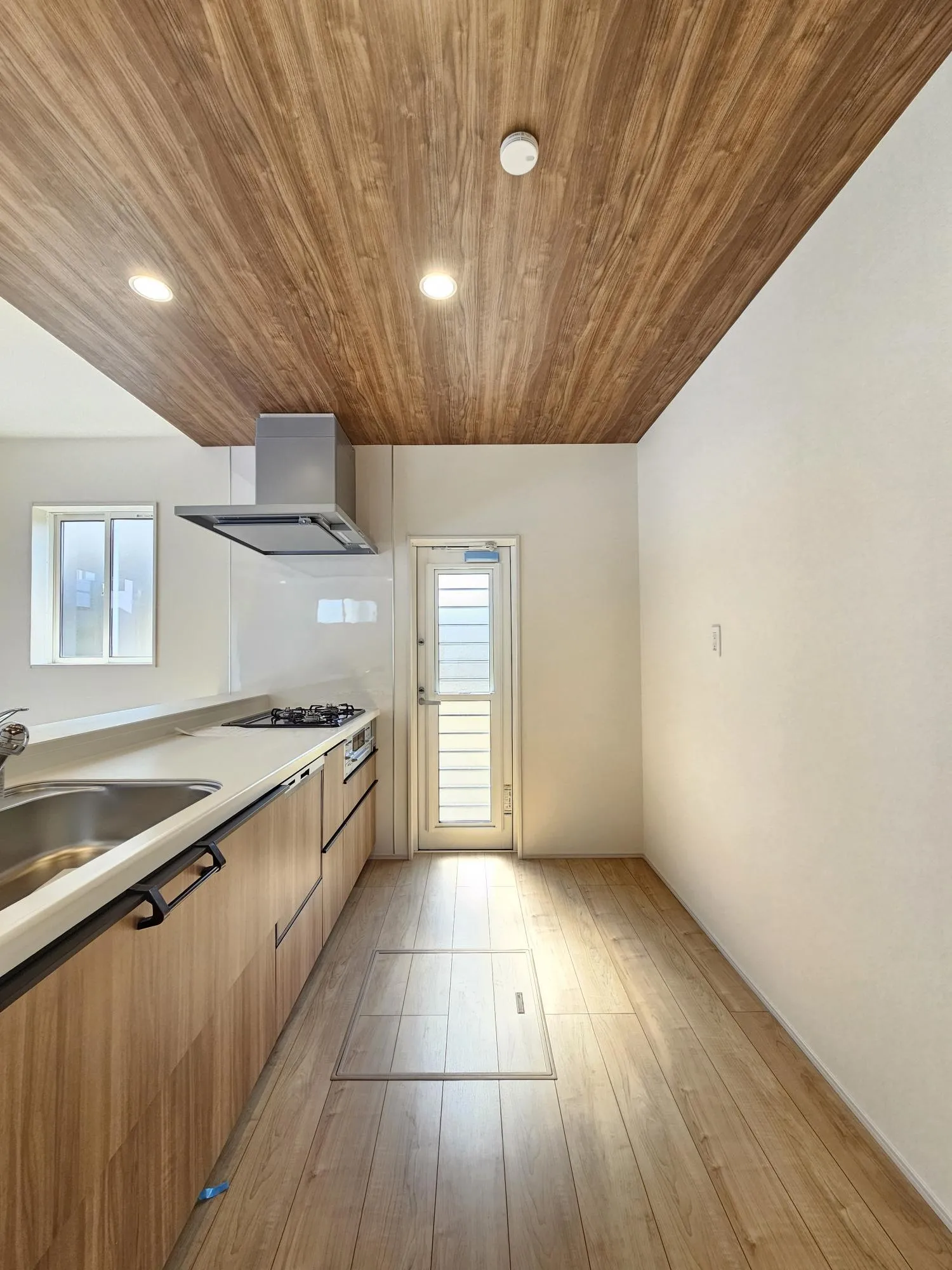 7号棟　キッチン
対面式のカウンターキッチンには食洗器を搭載。家族の様子を見ながら料理が楽しめます