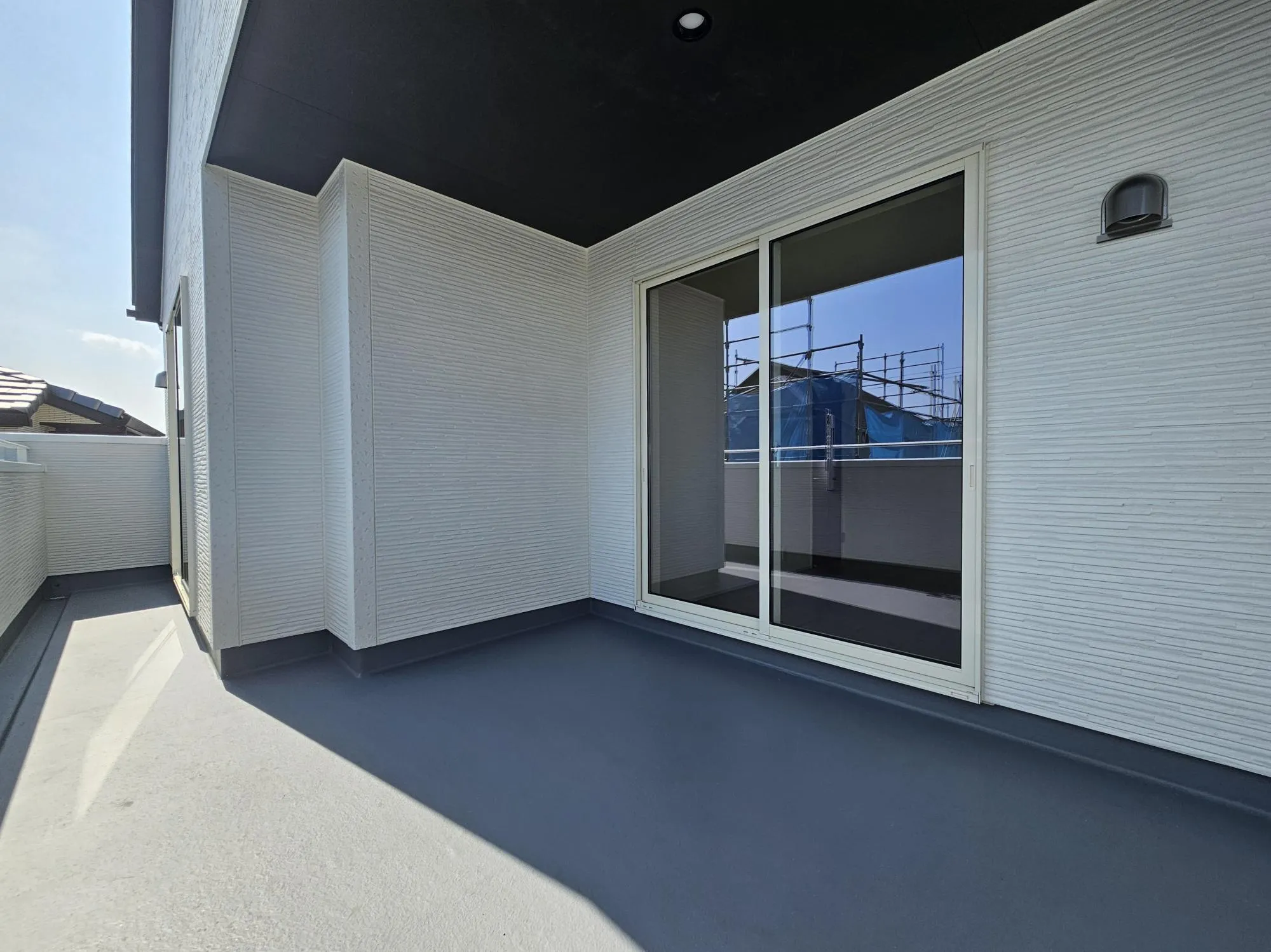 7号棟　バルコニー
日当たり良好なのはもちろん、主寝室・洋室の2つの窓から出られる仕様は嬉しいとお客
様から言われます。また、広くバルコニーを取っているので洗濯物を干すのも楽です。
