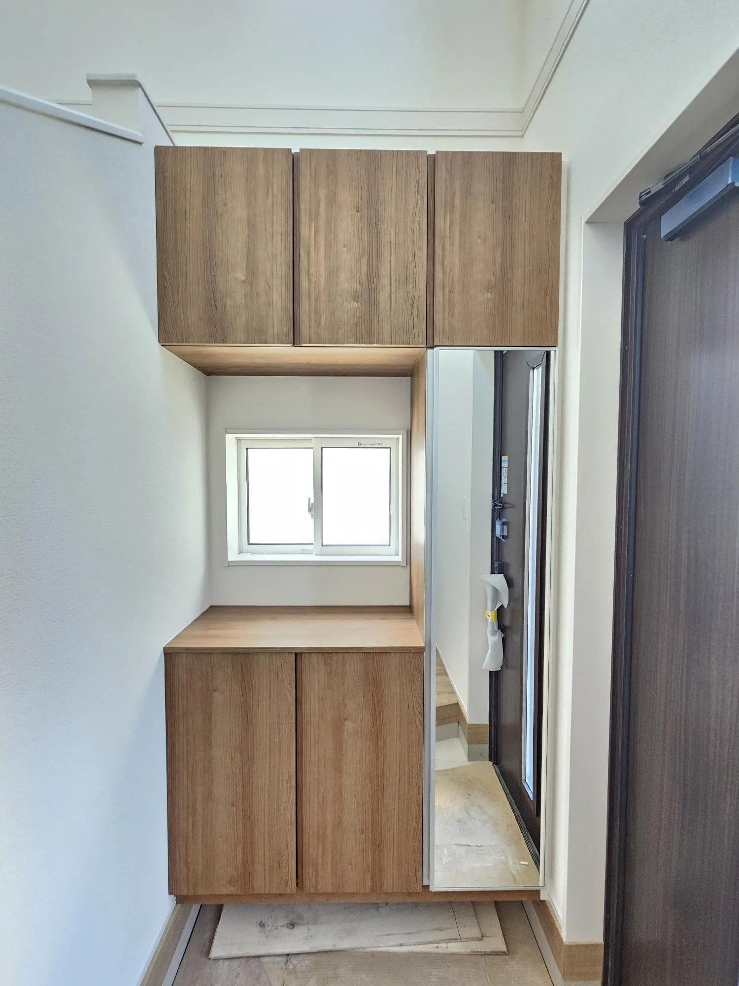 7号棟　シューズボックス
玄関収納は多くの靴を収納できる大きさです!全身鏡もついているのでお出かけ前の身だしなみチェックもばっちりです