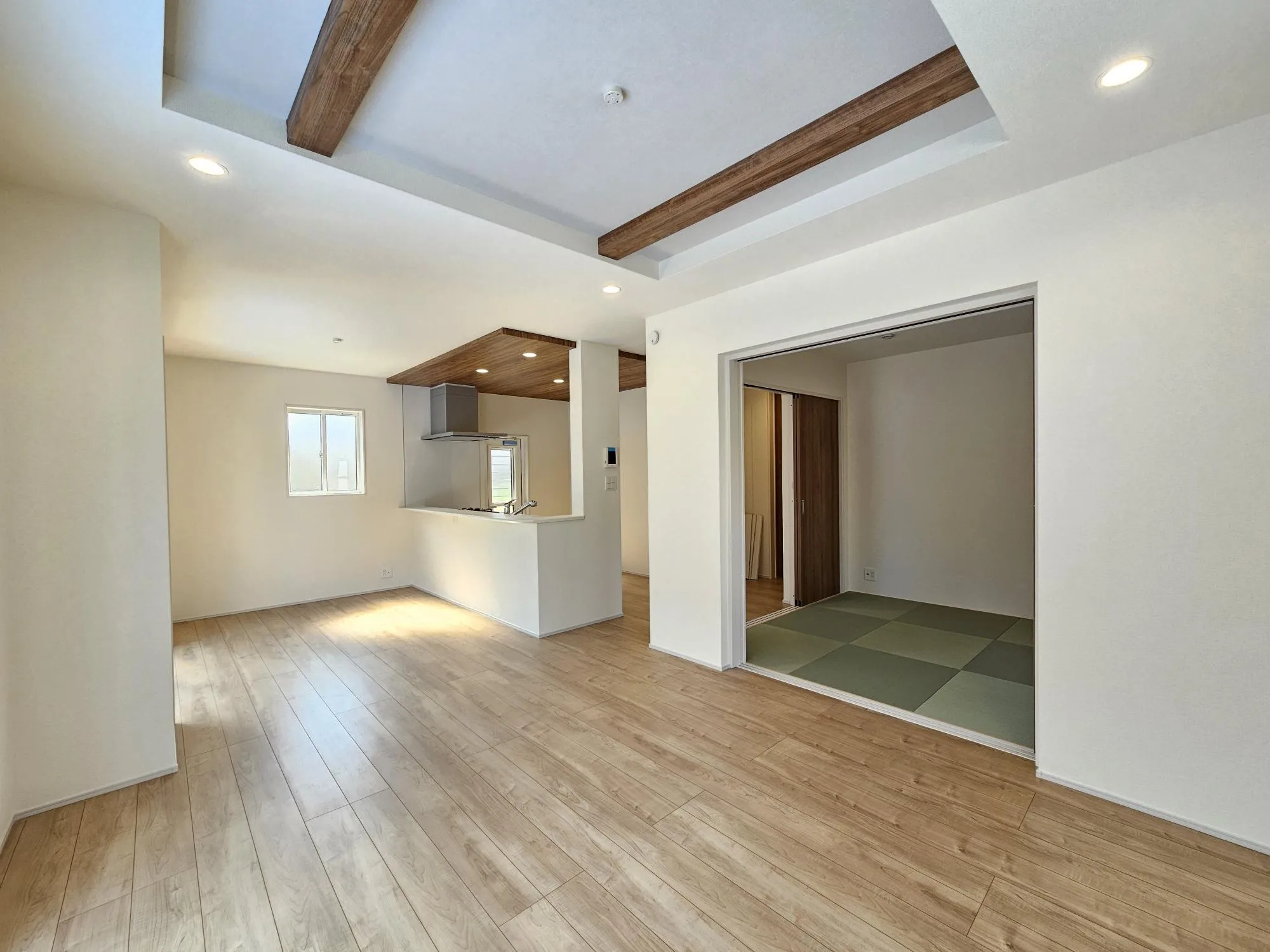 7号棟　LDK(17.0帖)
対面式カウンターは料理中もコミュニケーションがとりやすく、リビングで寛ぐご家族との会話も楽しめます。