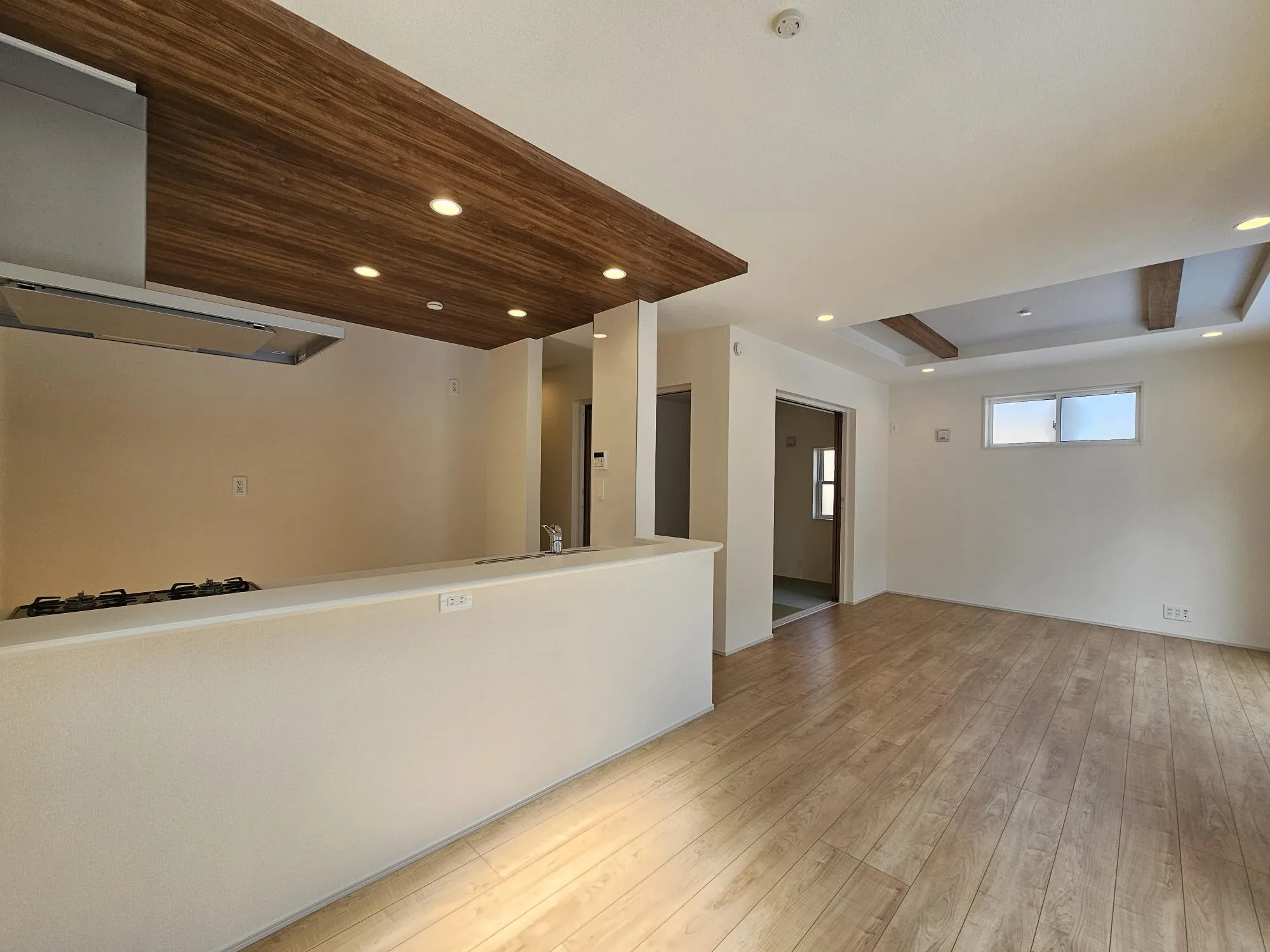 7号棟　LDK(17.0帖)
家族が集うリビングは南向きで明るく、スタイリッシュな折上天井で開放的な空間になっています。
