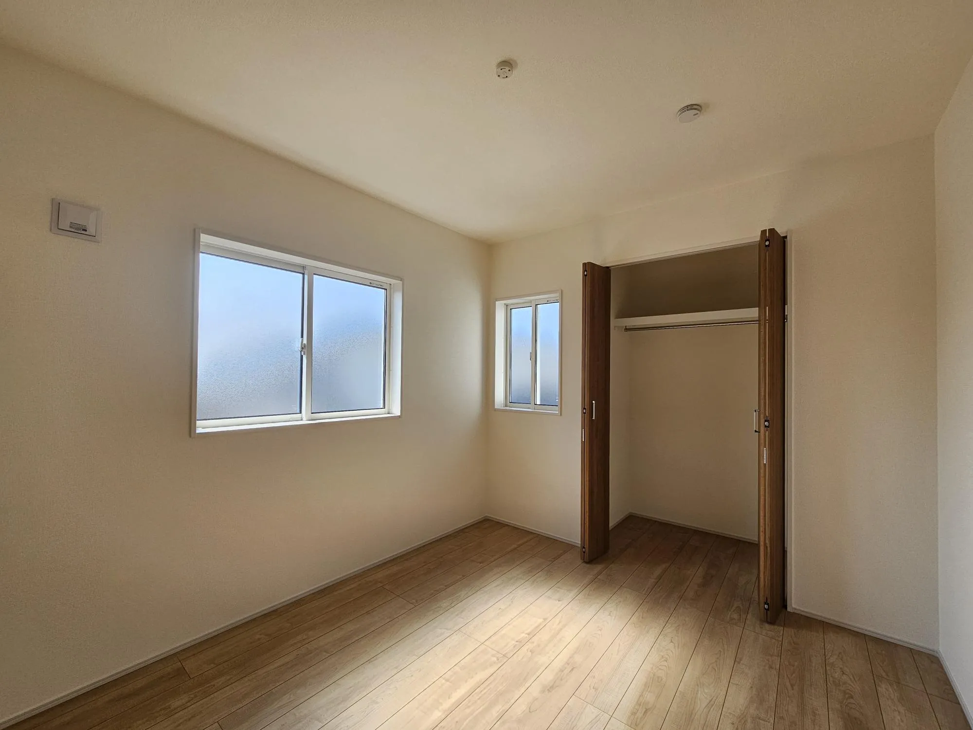 7号棟　洋室②(5.25帖)
採光、通風が心地よいお部屋です。どんな用途でも心地よくお使いいただけるようなデザインになっています♪