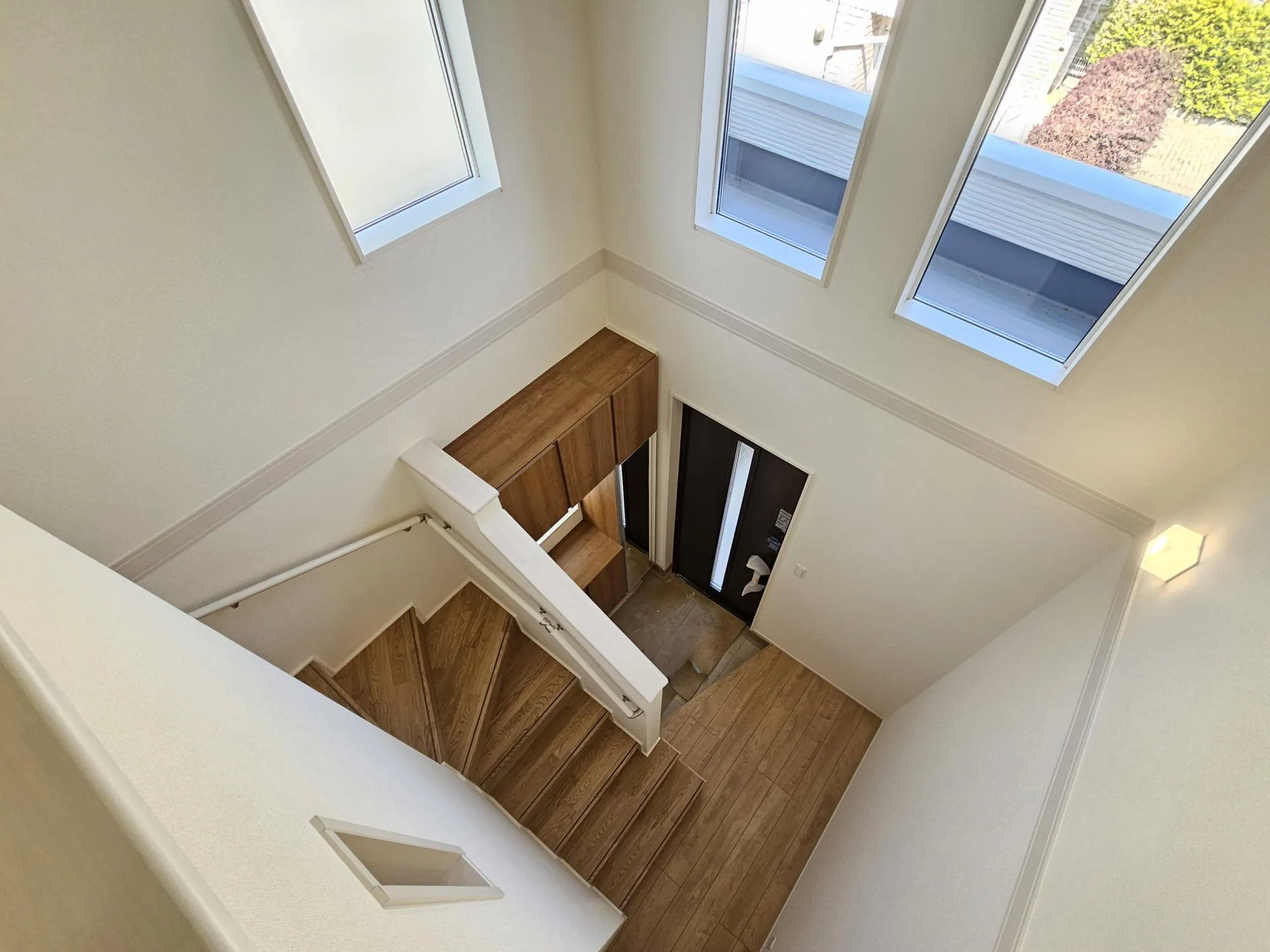 7号棟　玄関吹き抜け
玄関には吹き抜けを採用。開放感のある玄関となっております。玄関は家の第一印象。開放感のある玄関は家全体を大きく見せてくれます。