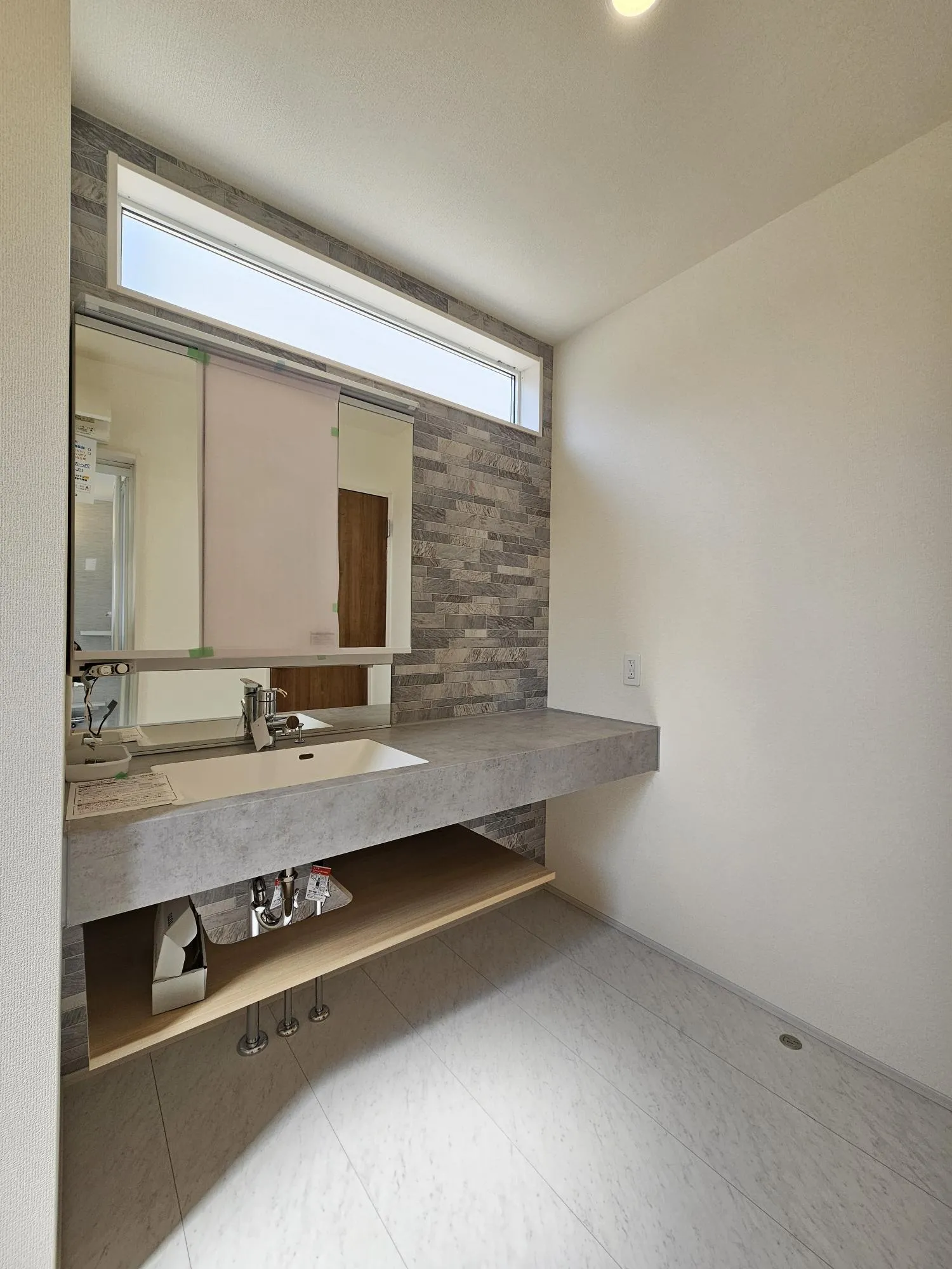 7号棟　洗面台
シンプルなワイド仕様の洗面化粧台です。アクセントクロスにより注文住宅のようなオシャレな空間となっております!