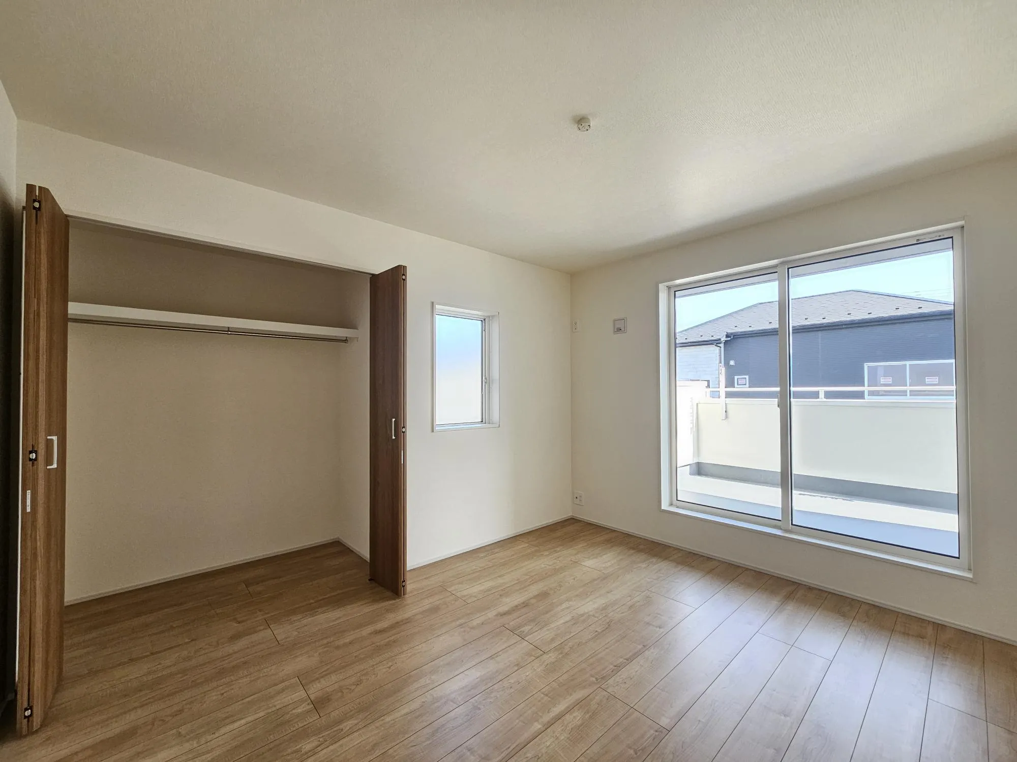 7号棟　主寝室(7.0帖)
バルコニーに面したレイアウトで、心地よい光と風を感じられる空間に。