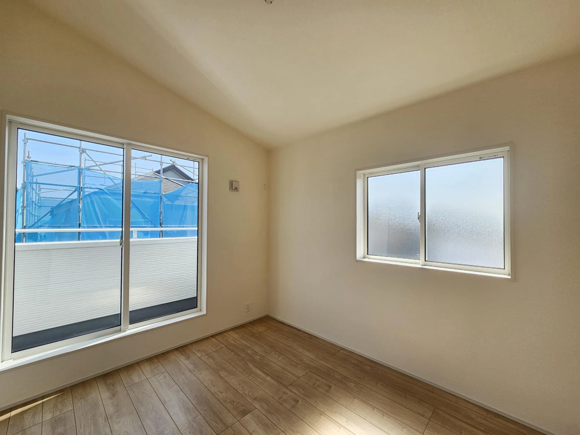 7号棟　洋室①(5.25帖)
南向きなので日当たり良好です。全居室収納付きなので、スペースを広々お使いいただけます