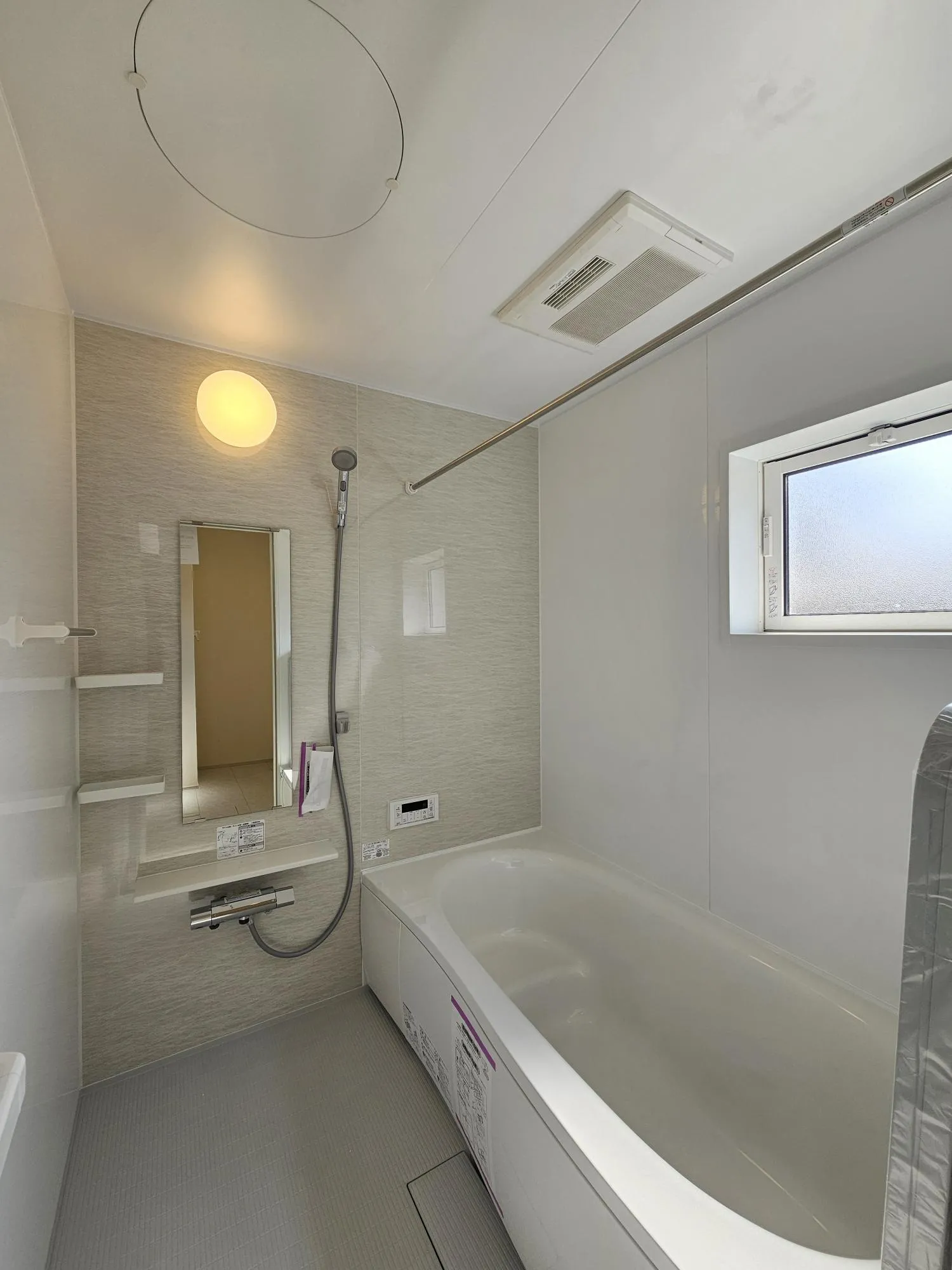 7号棟　浴室
浴室乾燥機・暖房のフル装備。ゆったりとした1坪タイプで足を伸ばしてご入浴頂けます。