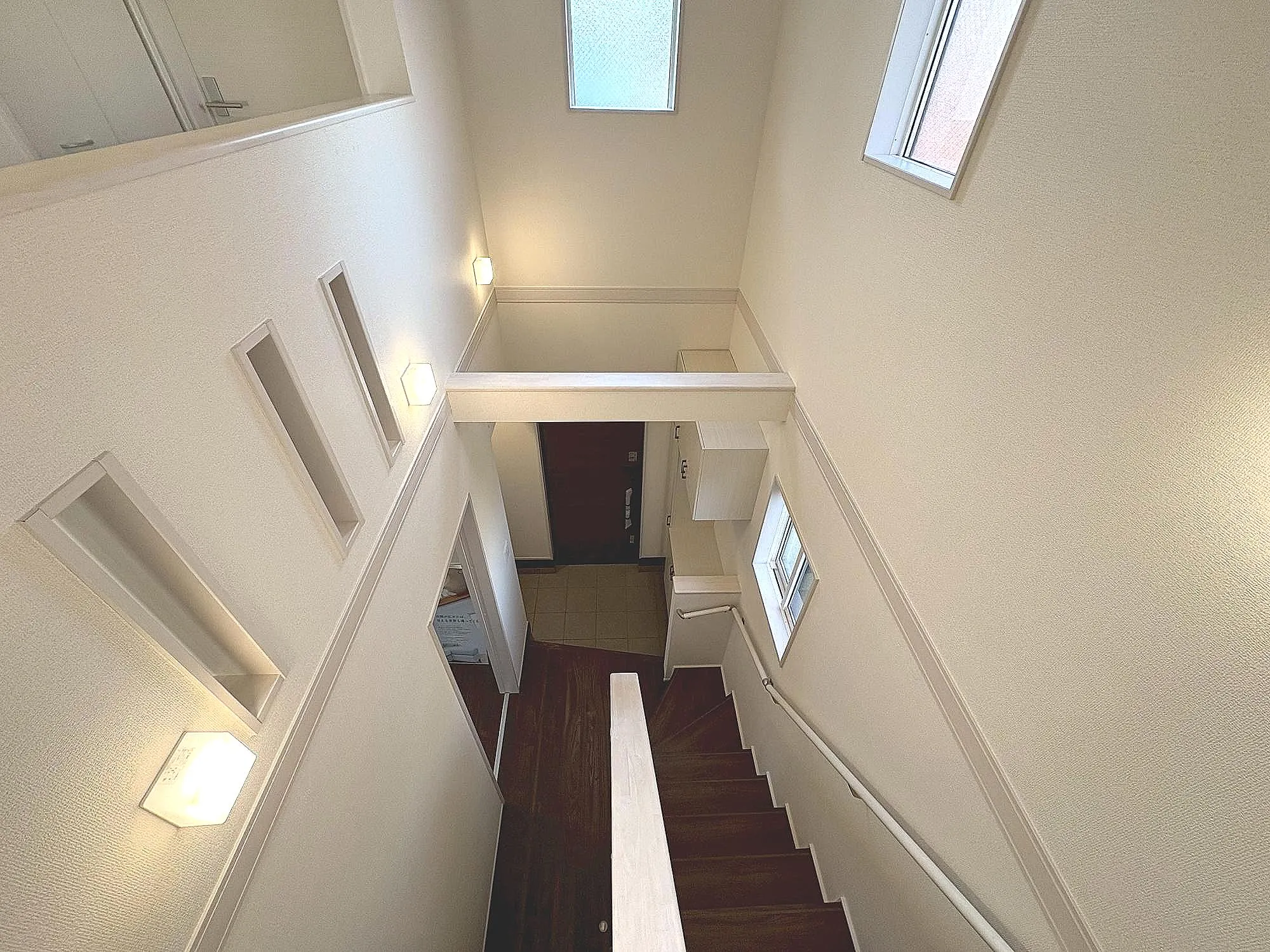 玄関の開放感と明るさを演出してくれる玄関吹抜(1号棟)