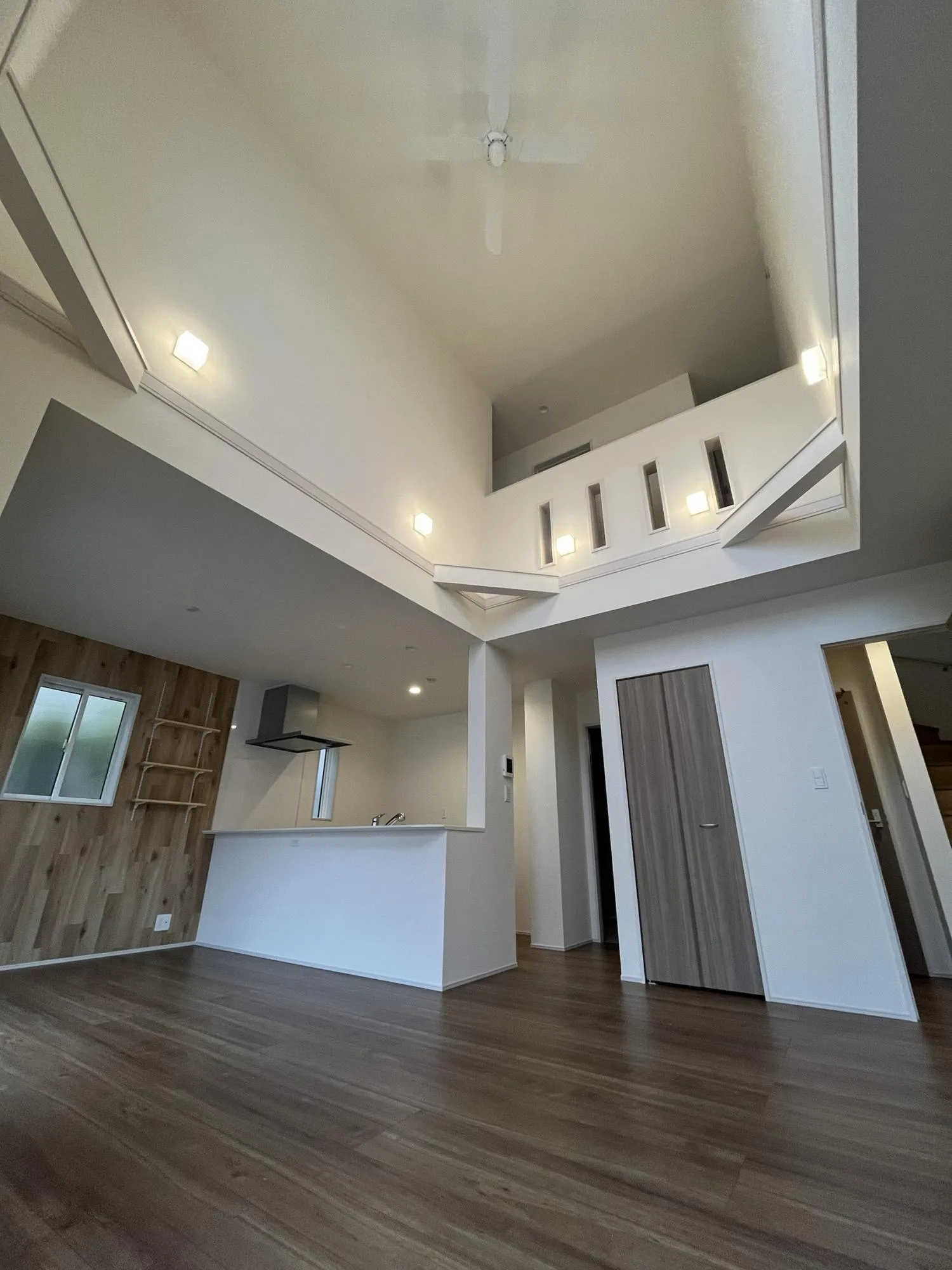 南向きの明るい住まいで、家族の時間をもっと楽しく。
吹き抜けのあるリビングは開放感たっぷり!
センスの光るアクセントクロスが、おしゃれな雰囲気を演出します。