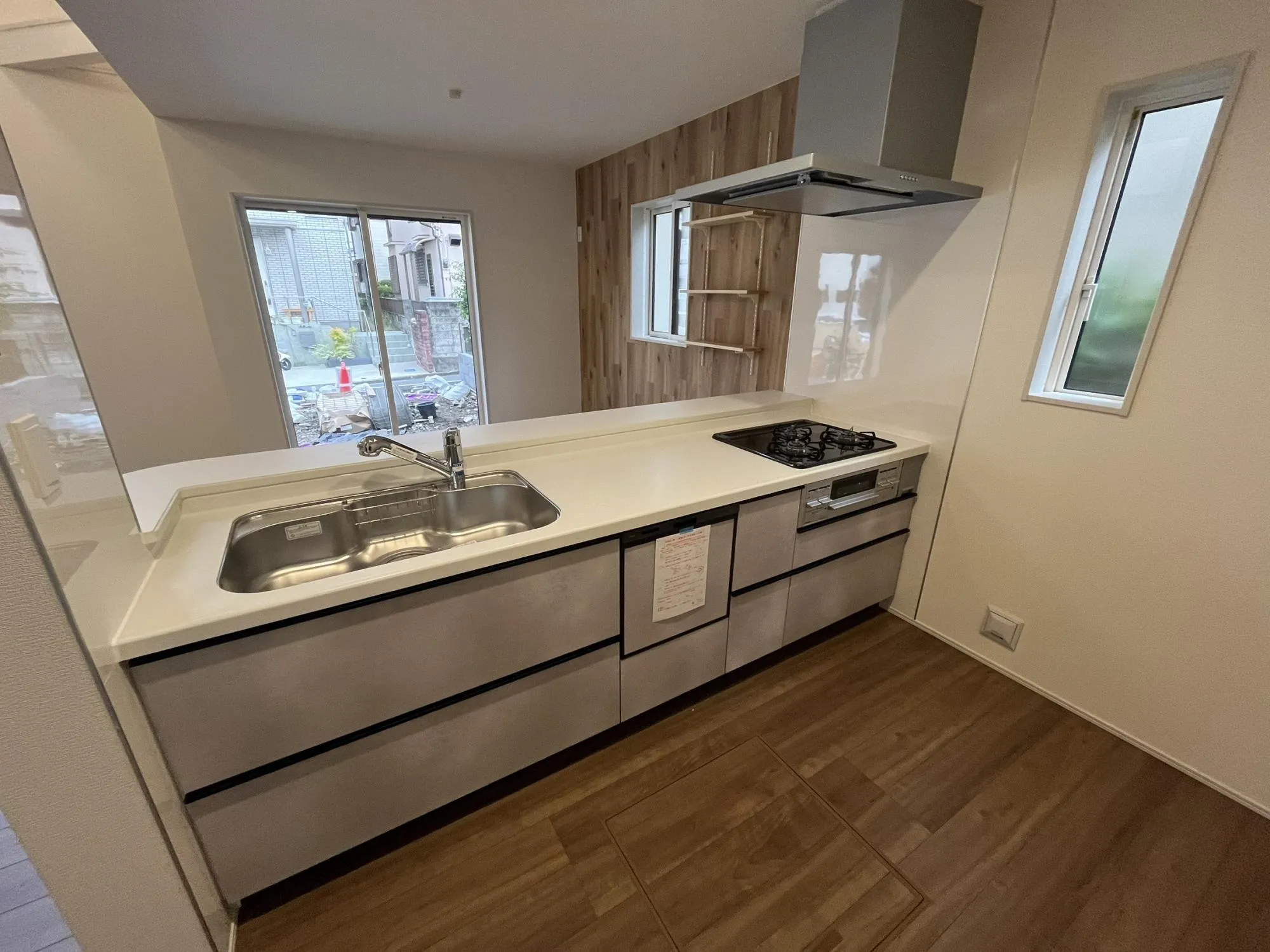 機能性とデザイン性を兼ね備えたシステムキッチン。
料理をする時間が、心地よいひとときに変わります。