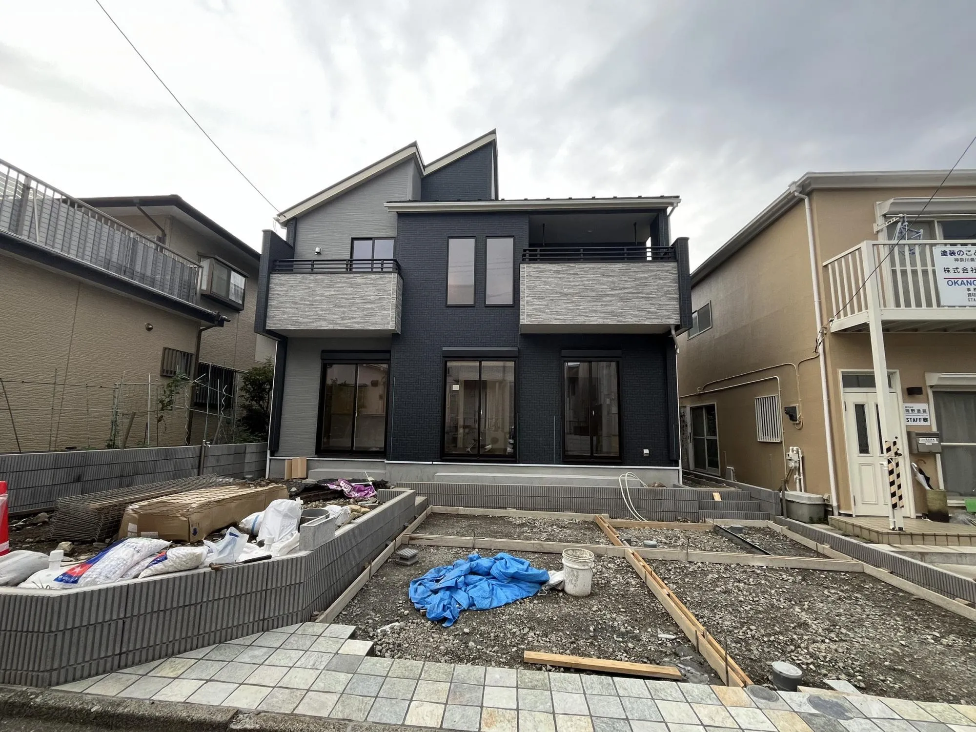 南道路に面し、日当たり良好!
明るく開放的な住まいで、毎日が心地よい空間に。
カースペース2台分完備で、ご家族や来客にも便利です。