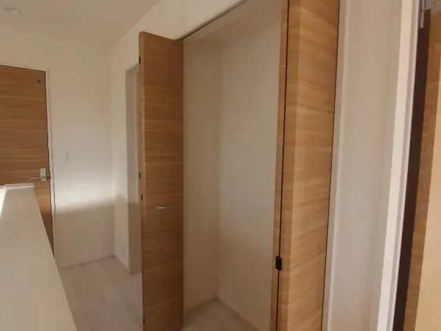 2階廊下物置き　1号棟