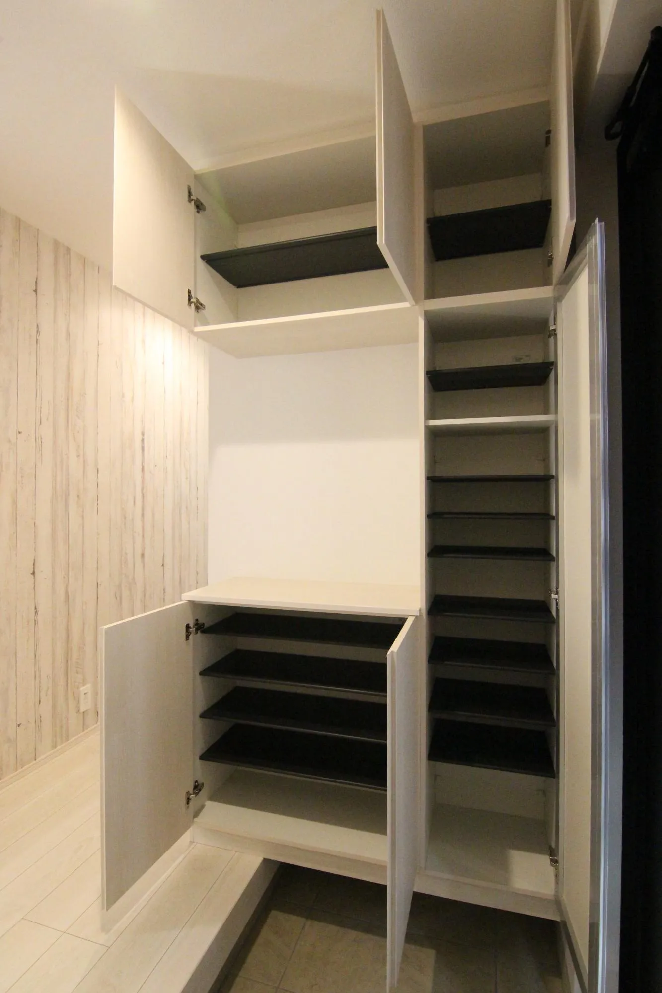 【玄関収納内側】