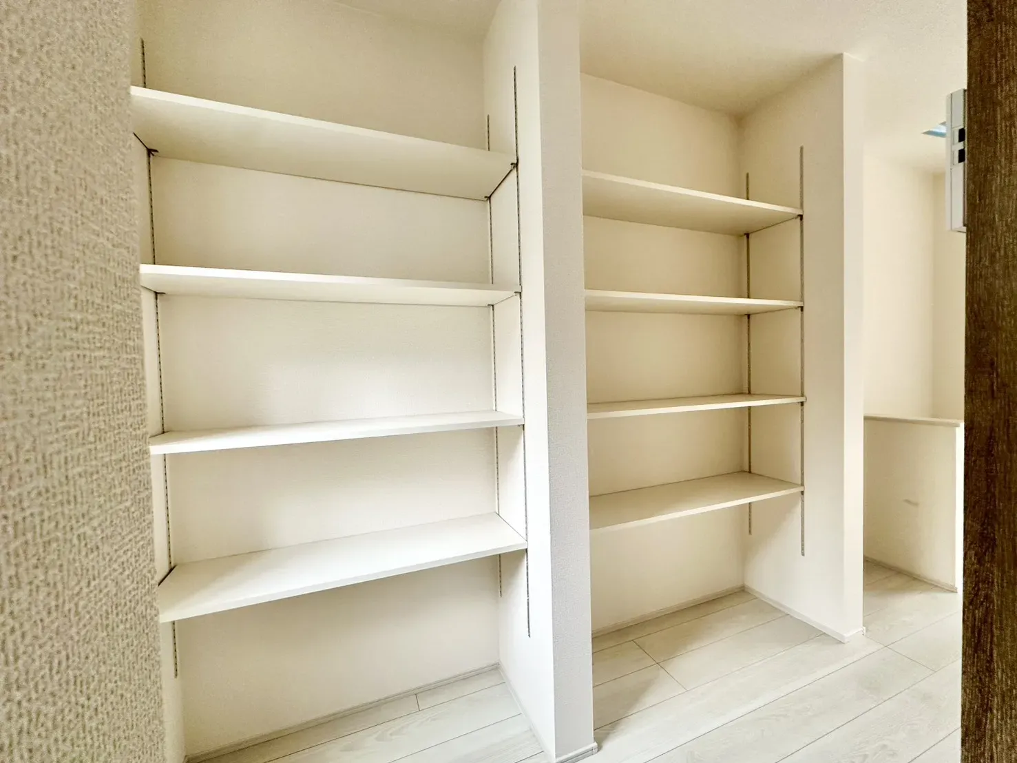 キッチン横のパントリー収納(1号棟)