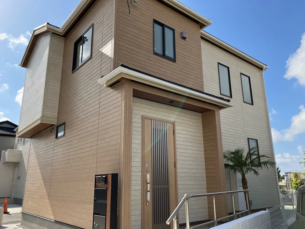 5号棟外観　　2階から遠望に海を望みます。