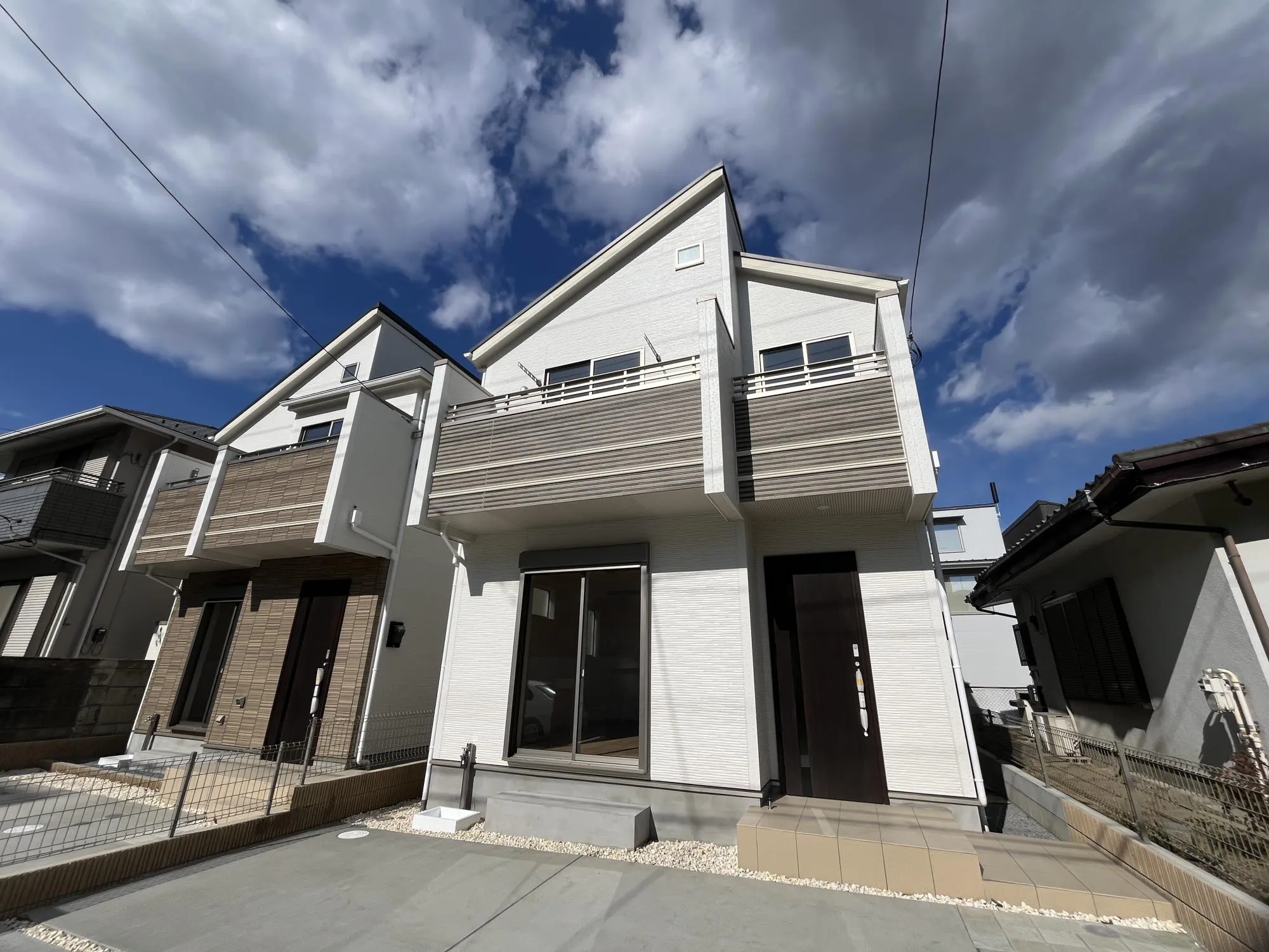 外観写真。2号棟側外観写真1月24日撮影。長年住んでも飽きの来ないシンプルながらも表情のある外観が特徴です