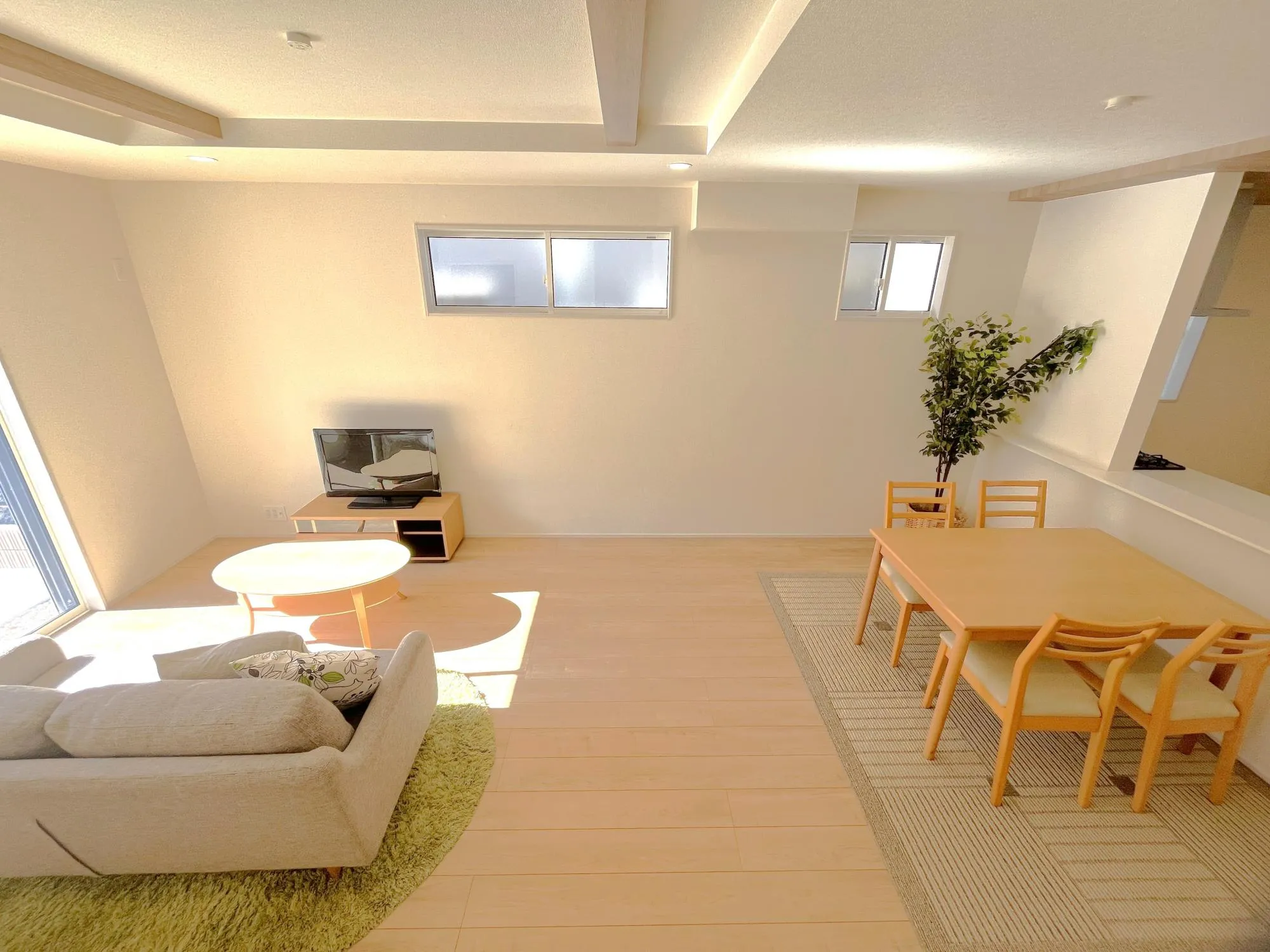 1号棟LDK家族団らんの時間も増えそうな、日当たり良好&くつろぎのLDK18帖。家具も置きやすく開放的です