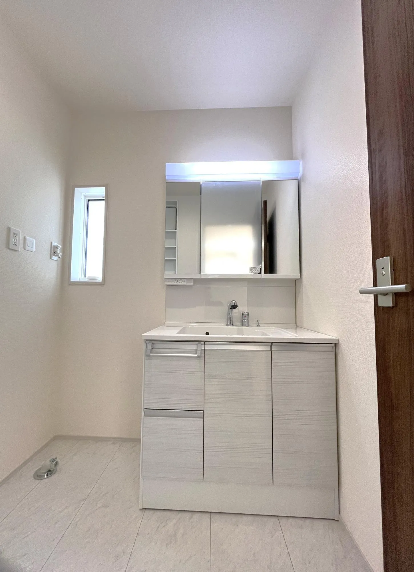 1号棟2号棟同型。3面鏡シャワーヘッド蛇口付き洗面化粧台