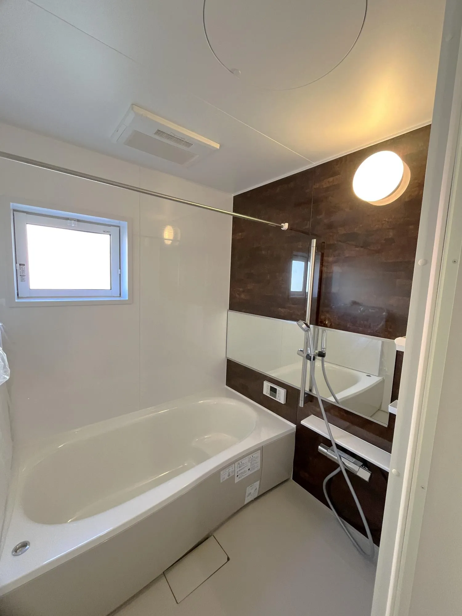 1号棟2号棟同型。浴室乾燥機付きの浴室。雨の日でも洗濯物の干し場所に困りません