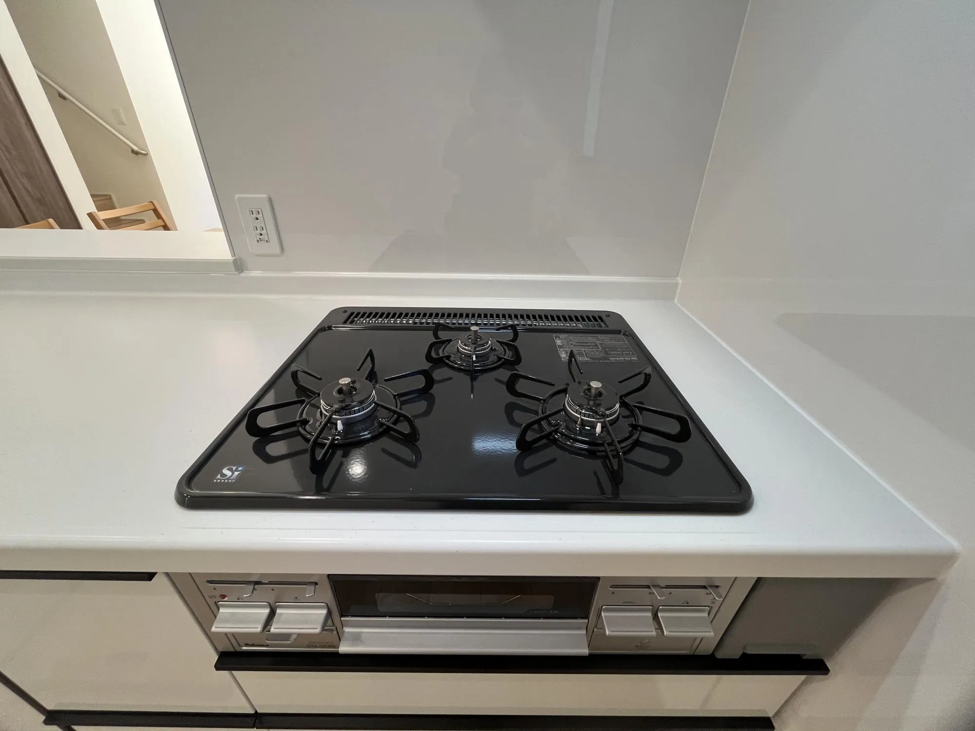 1号棟2号棟同型。3口のガスコンロ。同時進行で調理が行え、料理の時間を節約できます