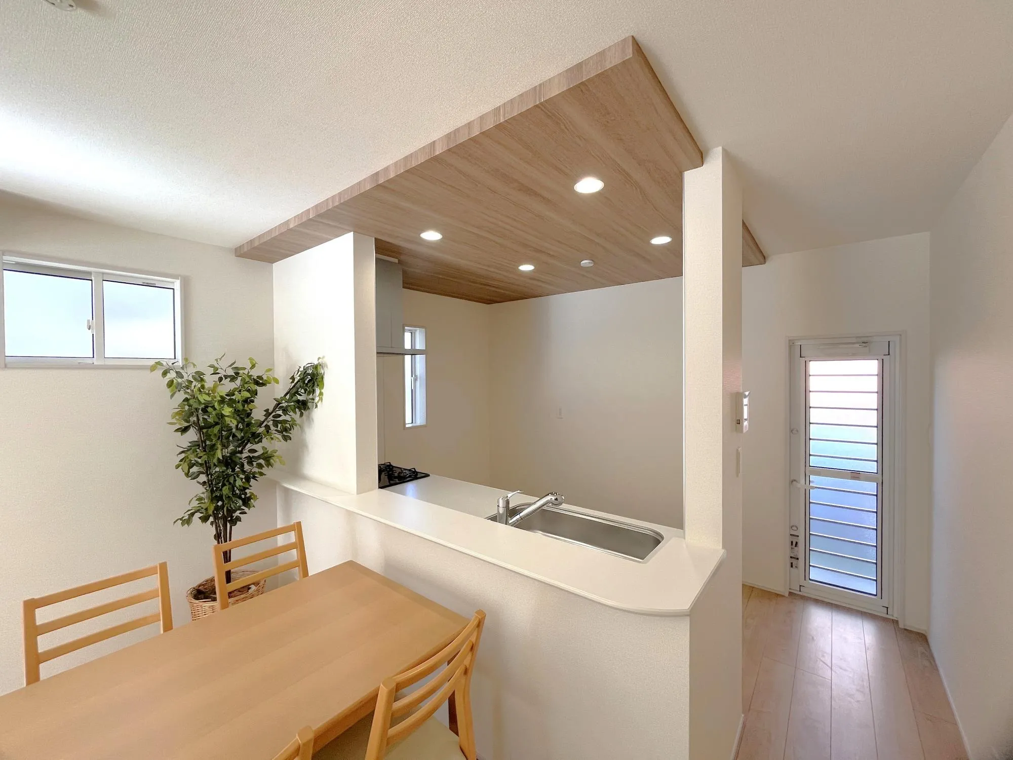 1号棟ポップアップ天井のキッチンはシンプルさを残しつつ、特別感のあるお洒落さをグッと引き上げてくれます!