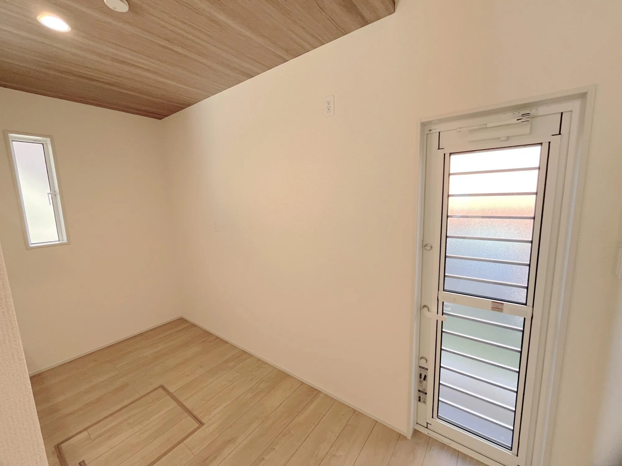 1号棟キッチンスペースには便利な勝手口(スライド式換気窓付き)があります。