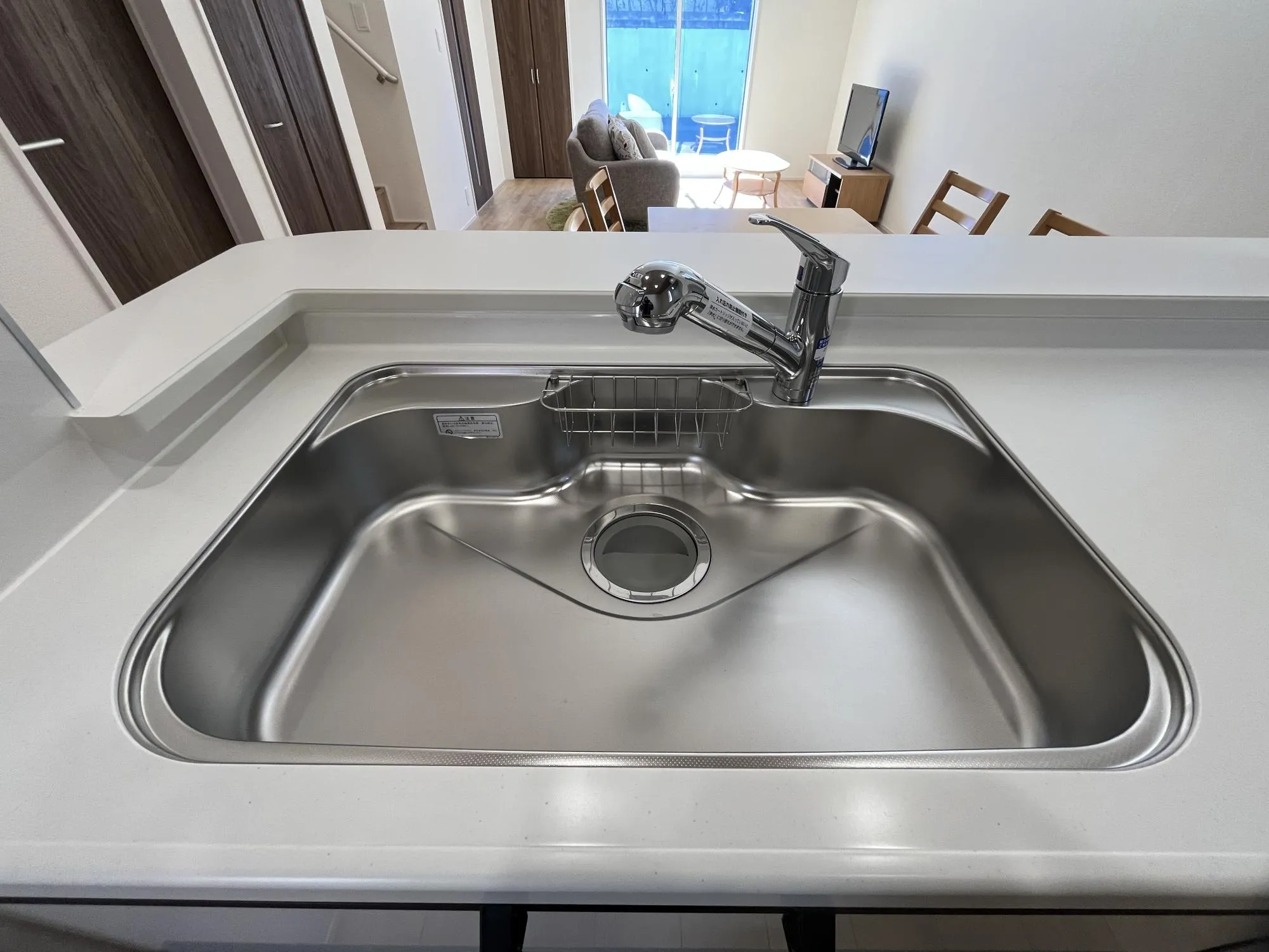 1号棟2号棟同型。浄水器が内蔵されているハンドシャワー付きシンク。ホースで引き出せるのでシンクの掃除も楽にできます