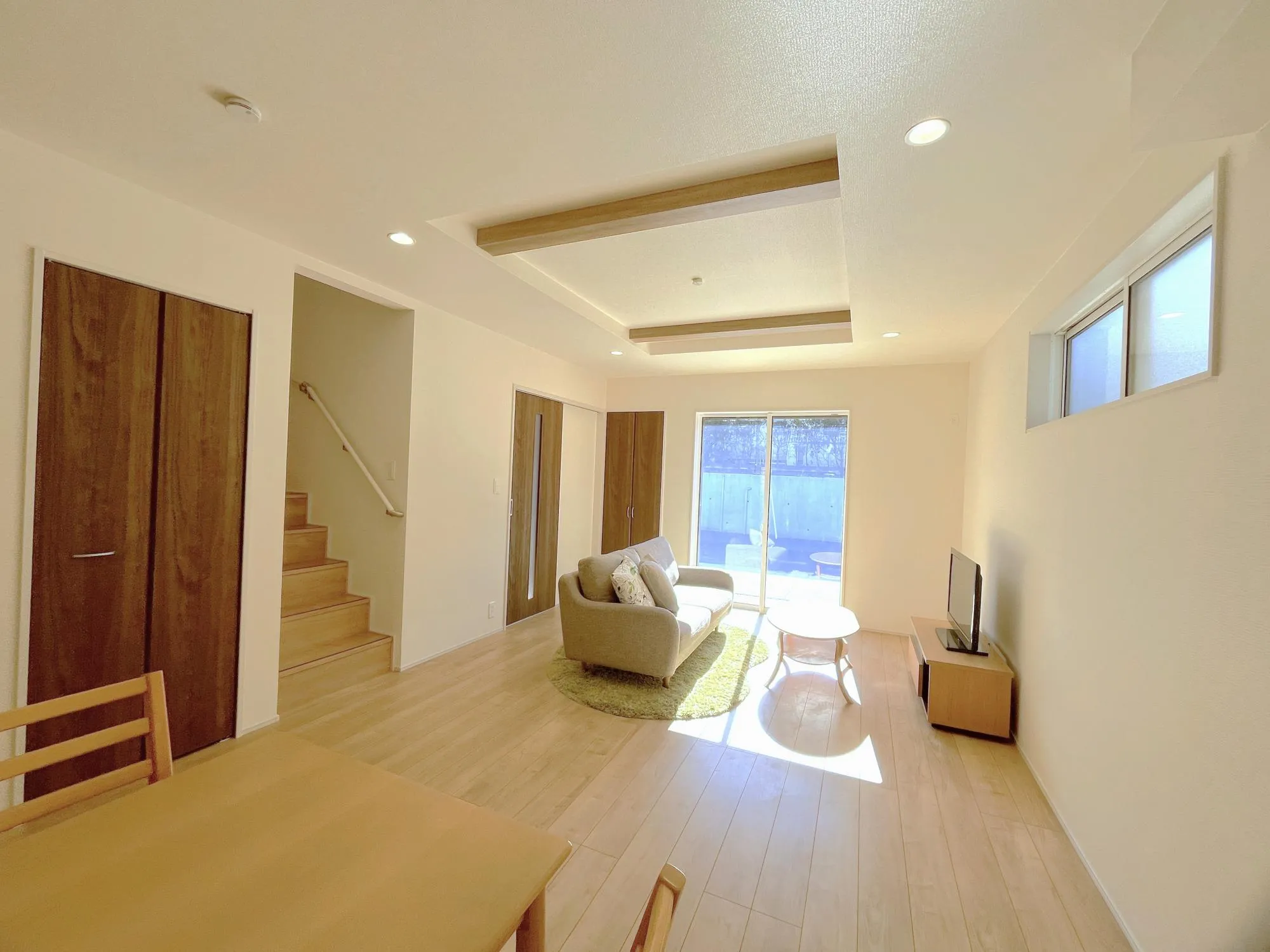 1号棟LDKは折上天井であえて梁を出すことによって、縦に広々と開放感のある心地良い空間を演出してくれます。