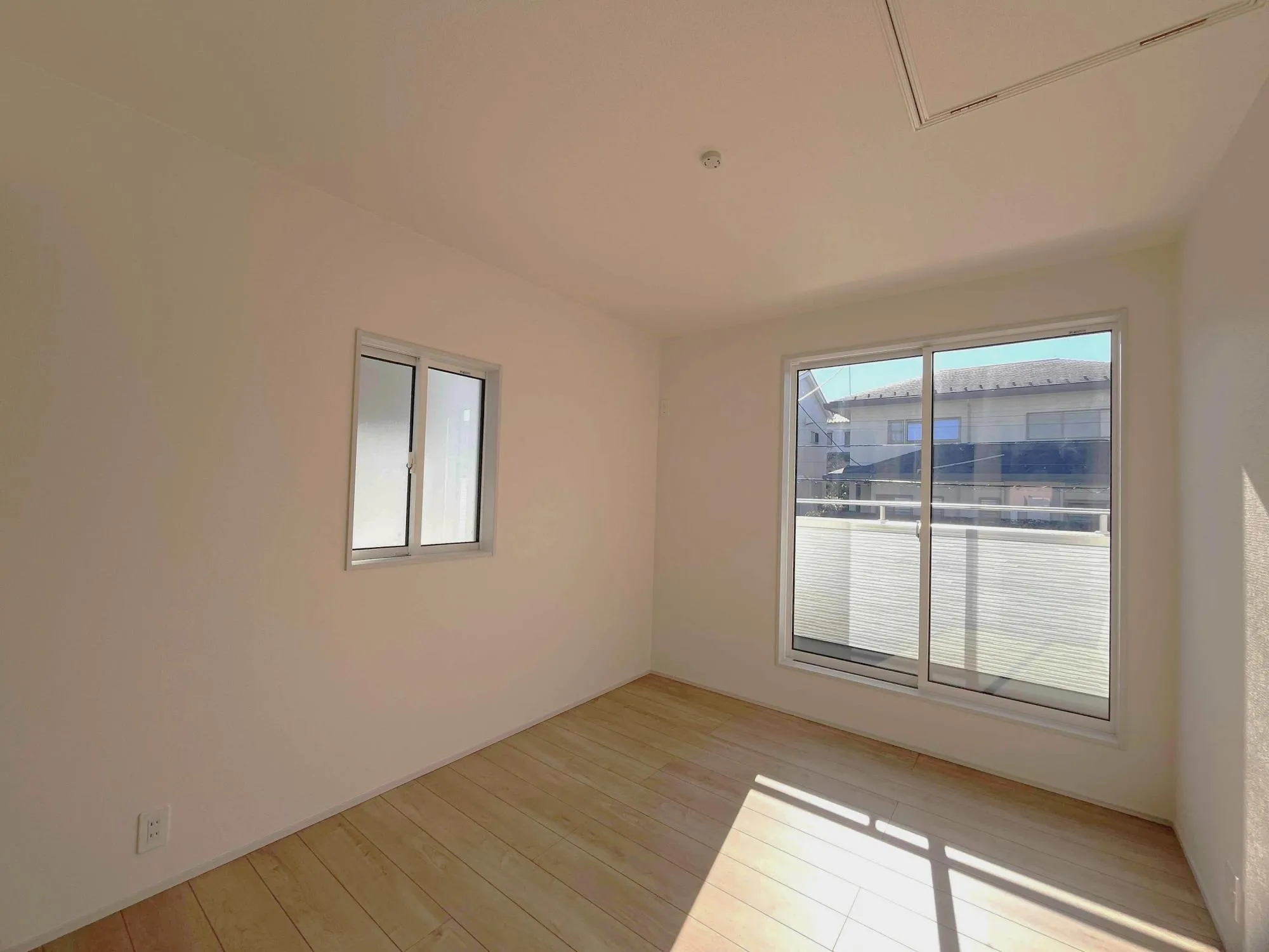 1号棟2階洋室5.25帖。大きな窓からは、あたたかな光がたっぷり差し込みます