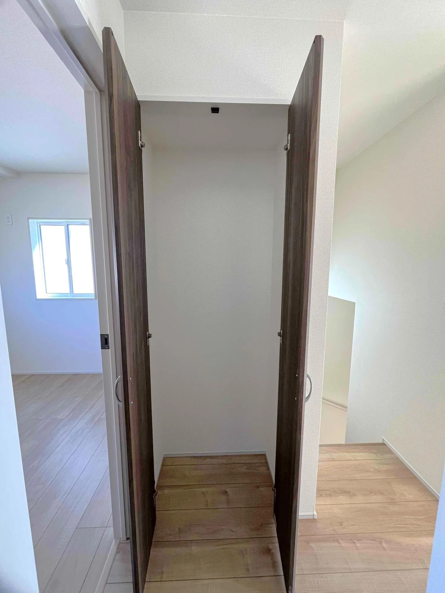 1号棟2階の廊下にも収納が♪