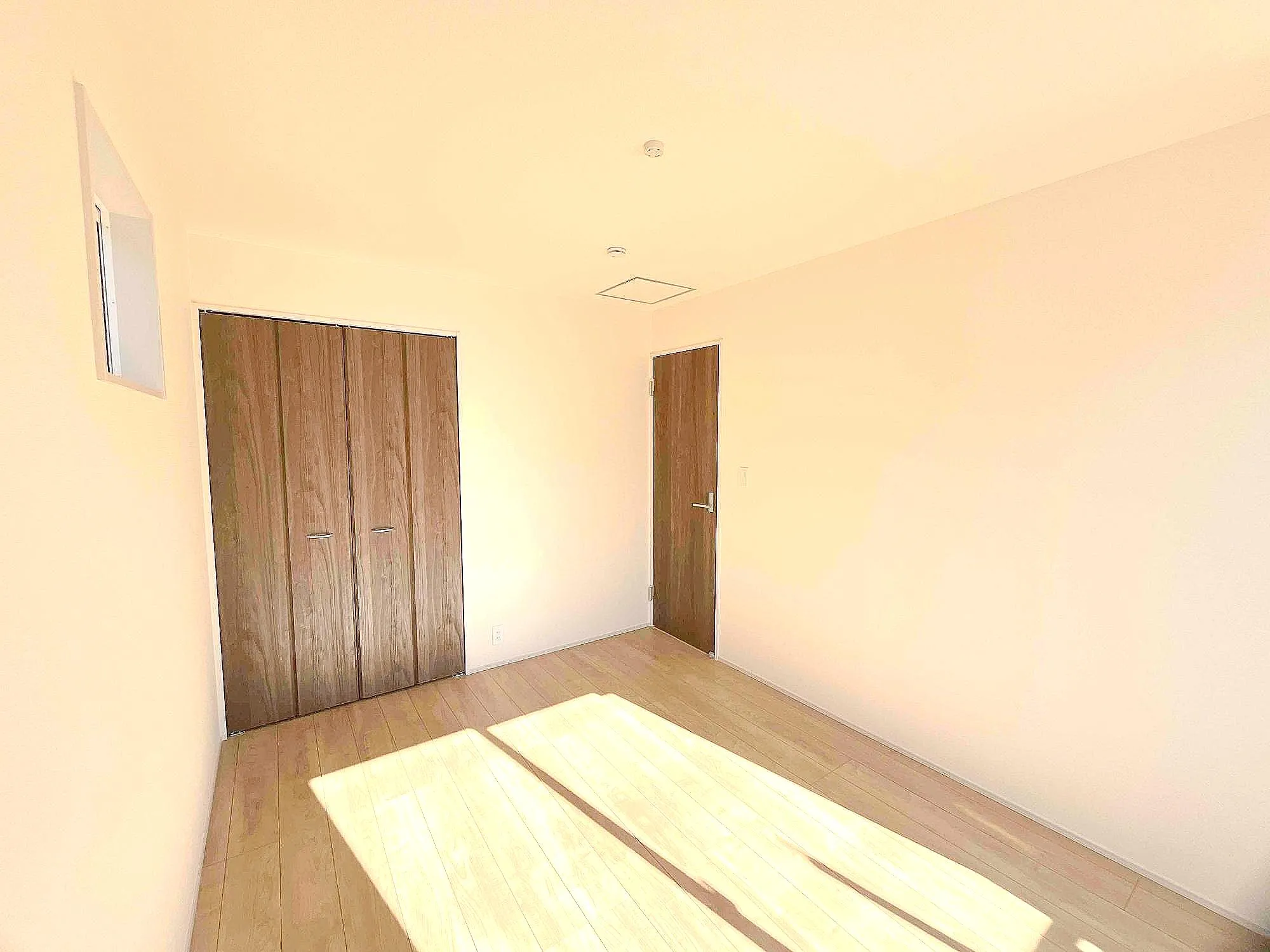 1号棟2階洋室6帖。2面採光。光がたっぷり差し込む明るい住まい